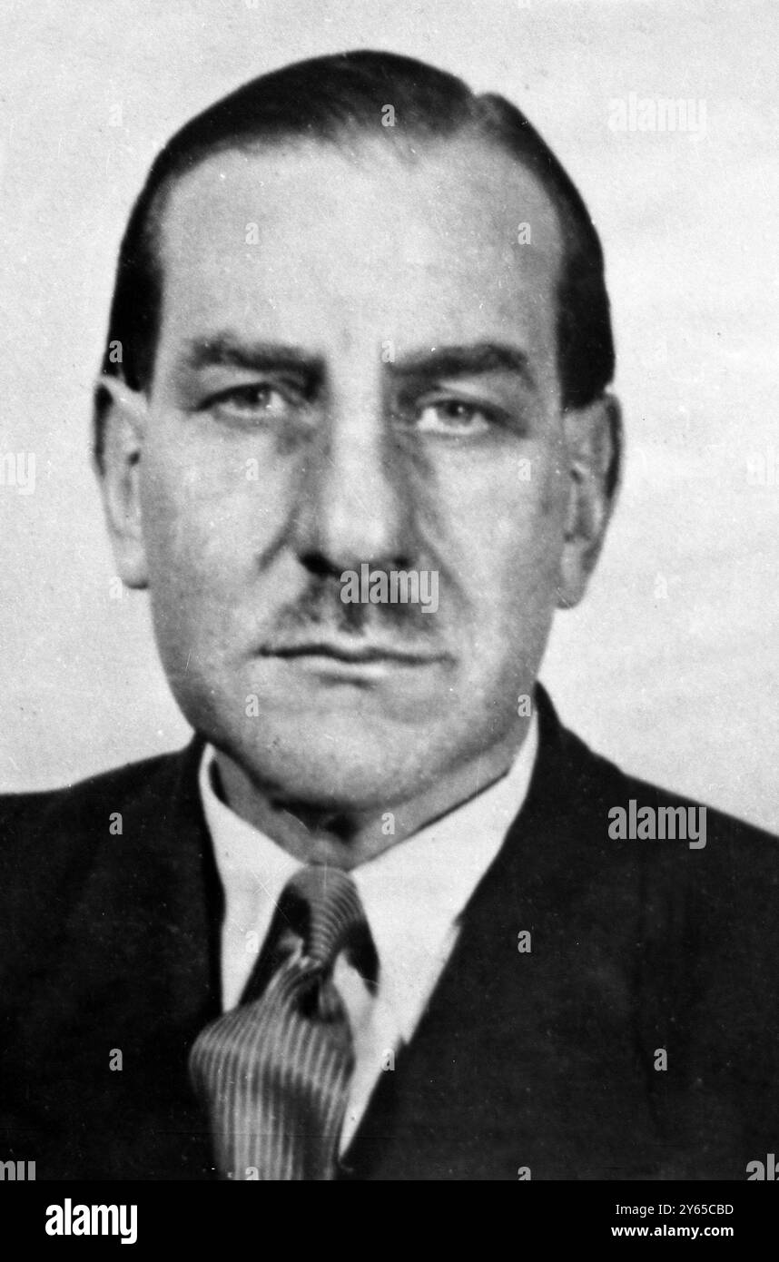 Ein Foto von Ronald Chesney , dem Mann , den Scotland Yard im Zusammenhang mit der Ermordung seiner Frau , Frau Isobel Chesney , und ihrer Mutter , bekannt als " Lady " Mary Menzies , im Altersheim für die beiden Frauen in Ealing gesucht hat . Nach Angaben der deutschen Polizei wurde die Leiche eines 6-Fuß-Mannes in einem bewaldeten Kölner Park gefunden . Eine deutsche Pistole lag neben der Leiche, die der Beschreibung von Mr. Chesney entsprach. 16. Februar 1954 Stockfoto