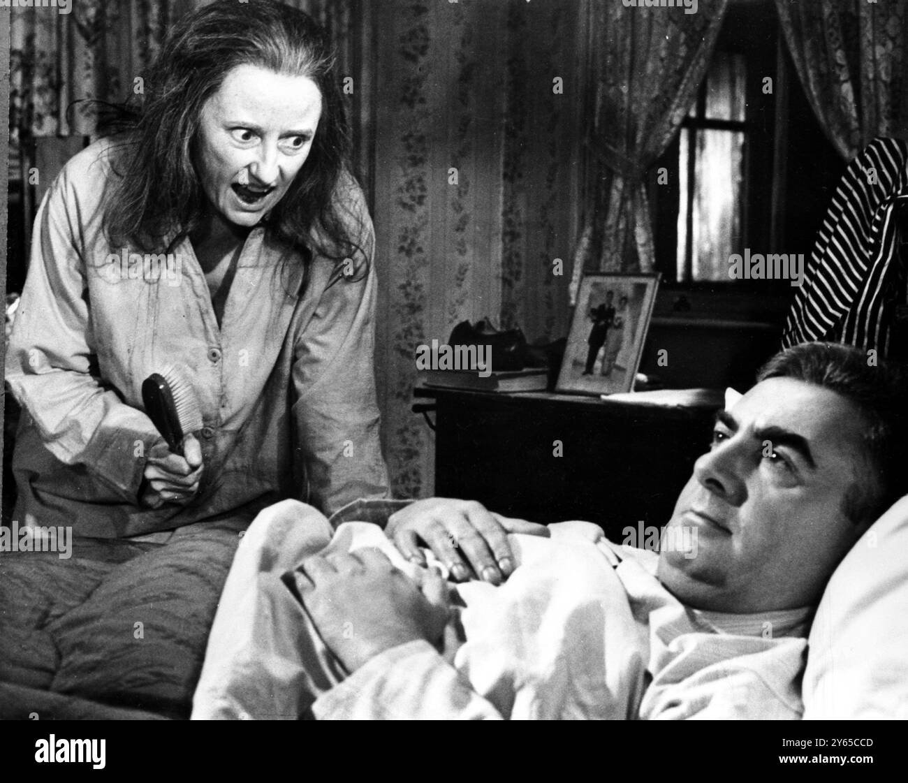 Shepperton , Middlesex : die Szene des häuslichen Unglücks aus dem neuen Universal Picture Film " The Adding Machine ", der jetzt hier gedreht wird, sind der amerikanische Star Phyllis Diller und der irische Schauspieler Milo O ' Shea . Sie spielen Mr und Mrs Zero , eine Ungestüm und seine knackige Frau in dieser satirischen Dreißigerkomödie . 11. April 1968 Stockfoto