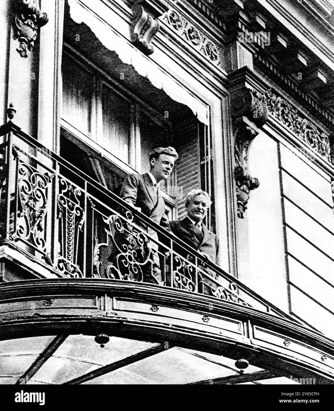 Der erste Mann , der ohne Zwischenstopp allein von New York nach Paris über den Nordatlantik geflogen ist , Captain Charles Lindbergh ( links ) , zusammen mit dem US-Botschafter in Frankreich , in der US-Botschaft in Paris . 22. Mai 1927 Stockfoto