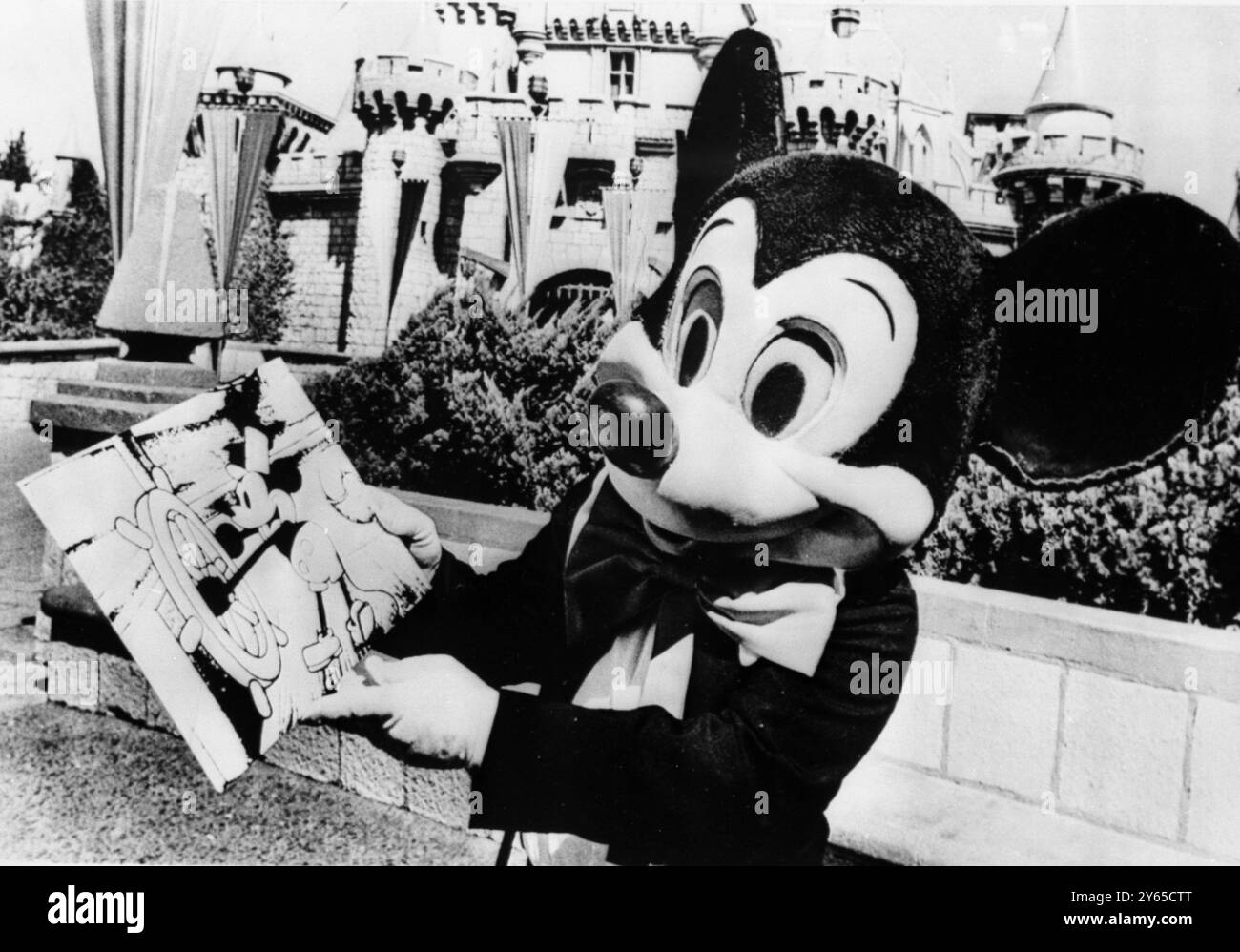 Mickey Mouse wurde diese Woche 40 Jahre alt und zum Gedenken an diesen Meilenstein in der Kinogeschichte wirft Paul Castle in seinem Disneyland Maus Kostüm einen genauen Blick auf die erste Skizze der ursprünglichen Mickey Maus aus Walt Disneys Debüt seiner berühmten Zeichentrickfigur im Film Steamboat Willie , der 1942 veröffentlicht wurde . September 1968 Stockfoto