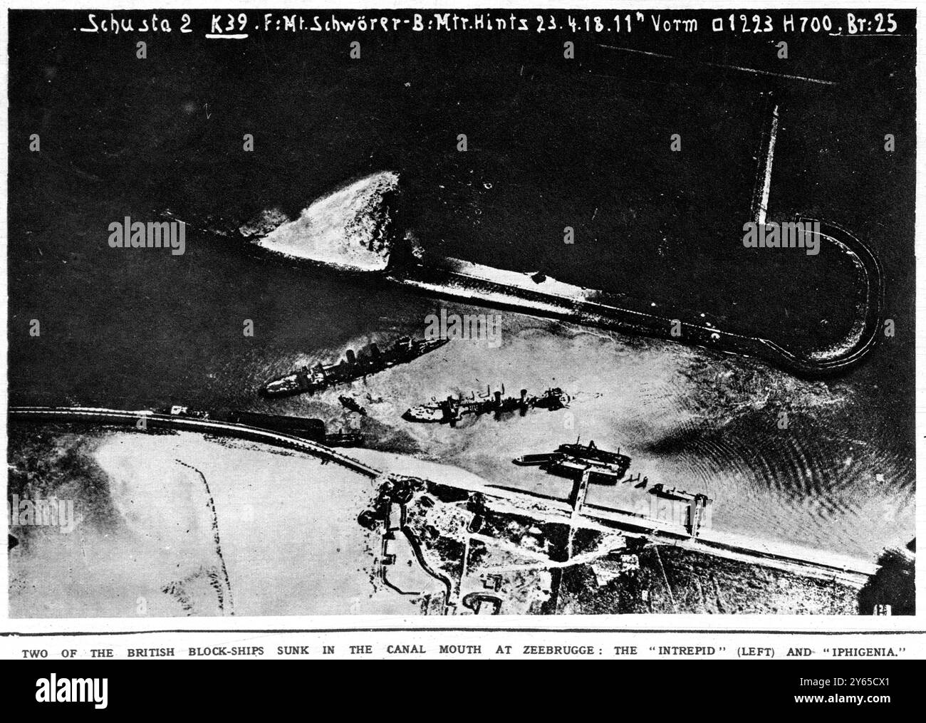 Deutsche Luftaufnahmen des Zeebrugge-Überfalls : die britischen Blockschiffe zwei der britischen Blockschiffe versenkten in der Kanalmündung bei Zeebruggee : The Iintrepid (links) und Iphigenia 1918 Stockfoto
