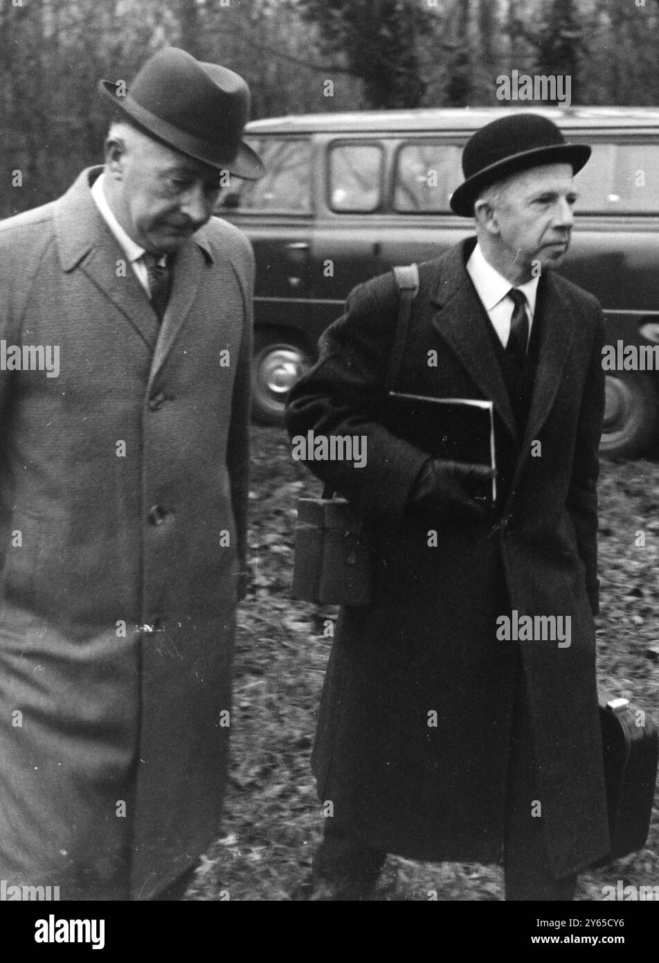 Pathologe Dr. Keith Simpson und Superintendeent C H Morgan (links) am Russell Winterbottom Death in Henlow Grange 1963 Stockfoto