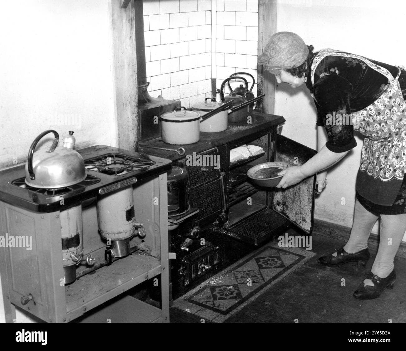 Frau, die 1946 eine Küchenzeile benutzt Stockfoto