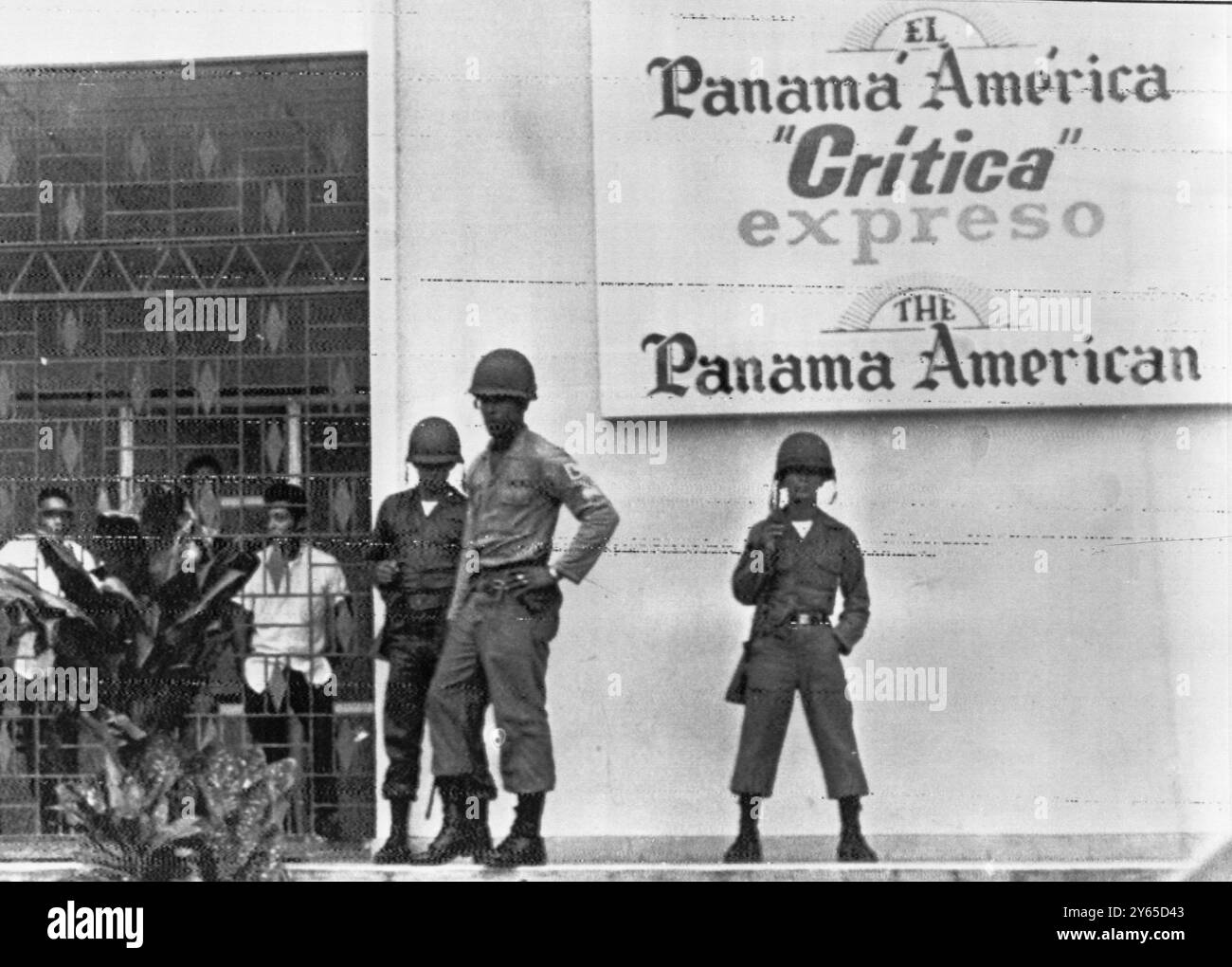 Militärputsch in Panama die panamaische Zeitung ist geschlossen und Arbeiter werden von den Nationalgardisten eingesperrt , nachdem die 12 Tage alte Regierung von Präsident Arnulfo Arias durch eine Militärjunta ersetzt wurde . Die Nationalgarde schloss die drei Zeitungen der Hauptstadt nach dem Putsch vom 12. Oktober 1968 Stockfoto