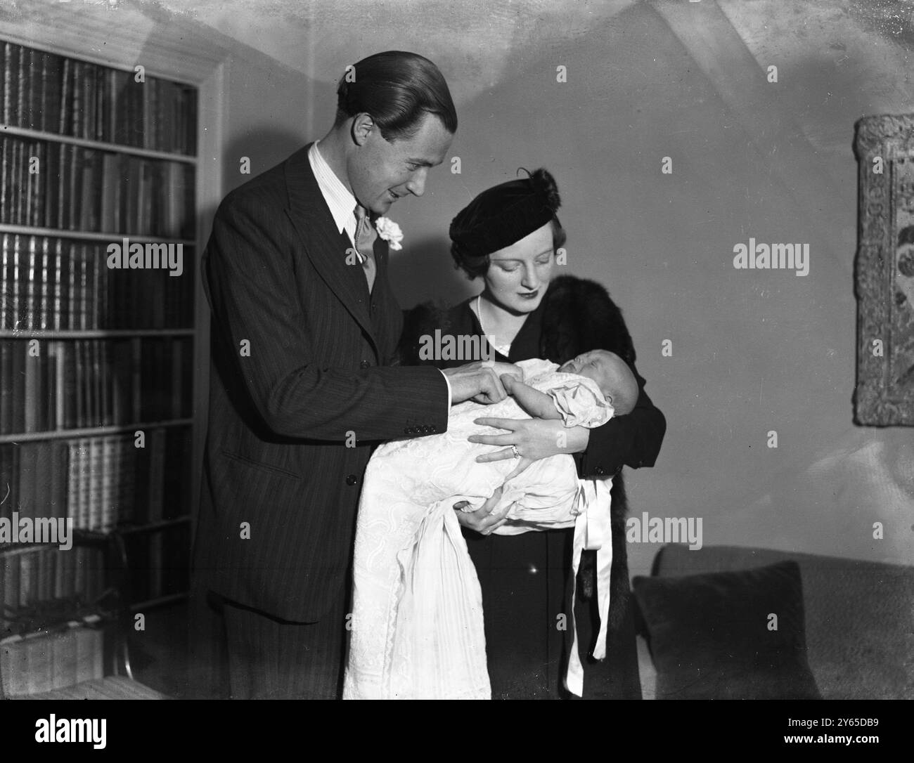 Herr und Frau Duncan Sandys mit ihrem kleinen Sohn Julian George Winston , dessen Taufe in der Krypta des Unterhauses stattfand . Frau Sandys ist die Tochter von Herrn Winston Churchill . 2. November 1936 Stockfoto
