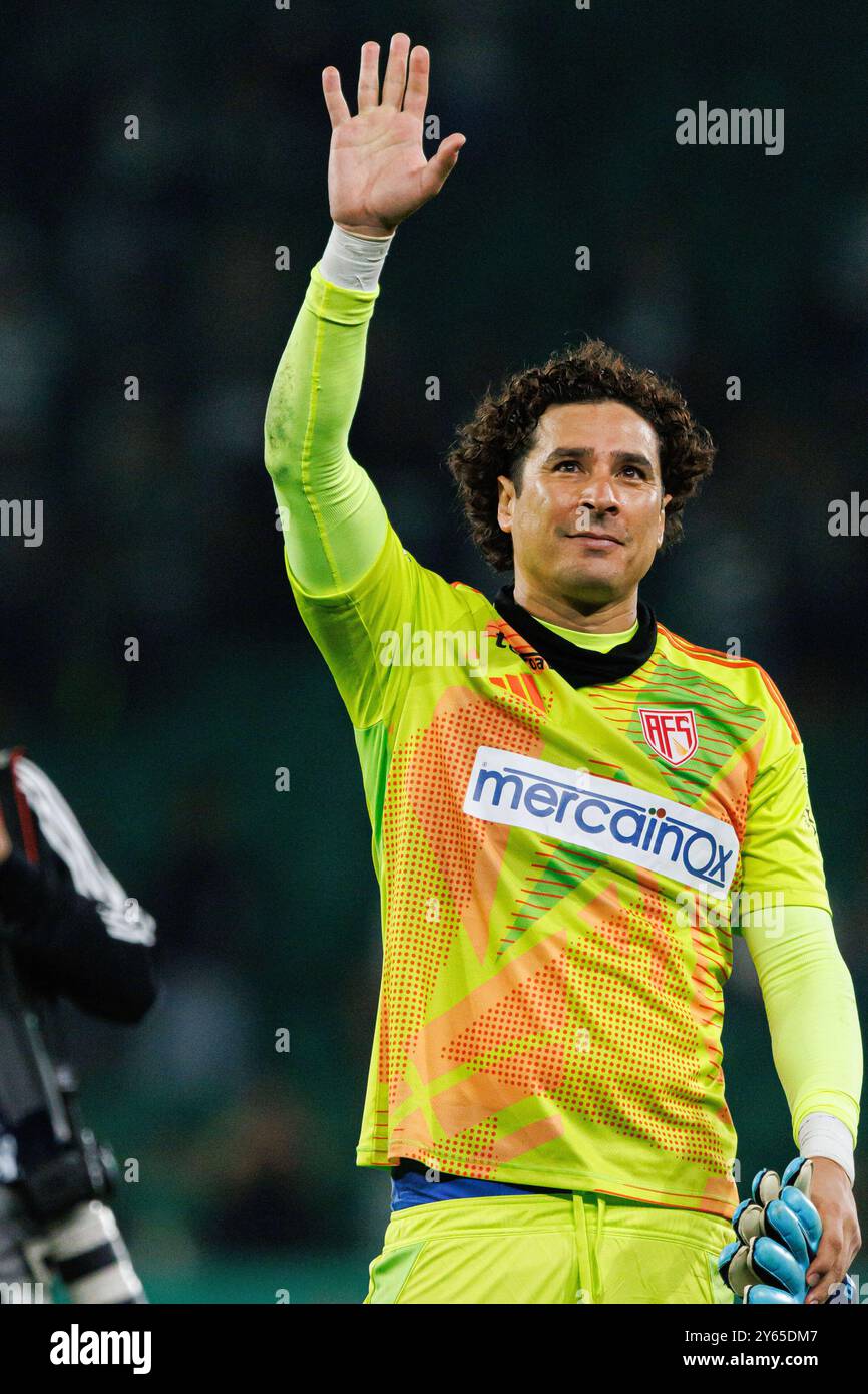 Lissabon, Portugal. September 2024. Guillermo Ochoa (AVS) wurde während des Spiels der Liga Portugal zwischen den Teams Sporting CP und AVS Futebol SAD im Estadio Jose Alvalade gesehen. Endpunktzahl 3:0 (Foto: Maciej Rogowski/SOPA Images/SIPA USA) Credit: SIPA USA/Alamy Live News Stockfoto