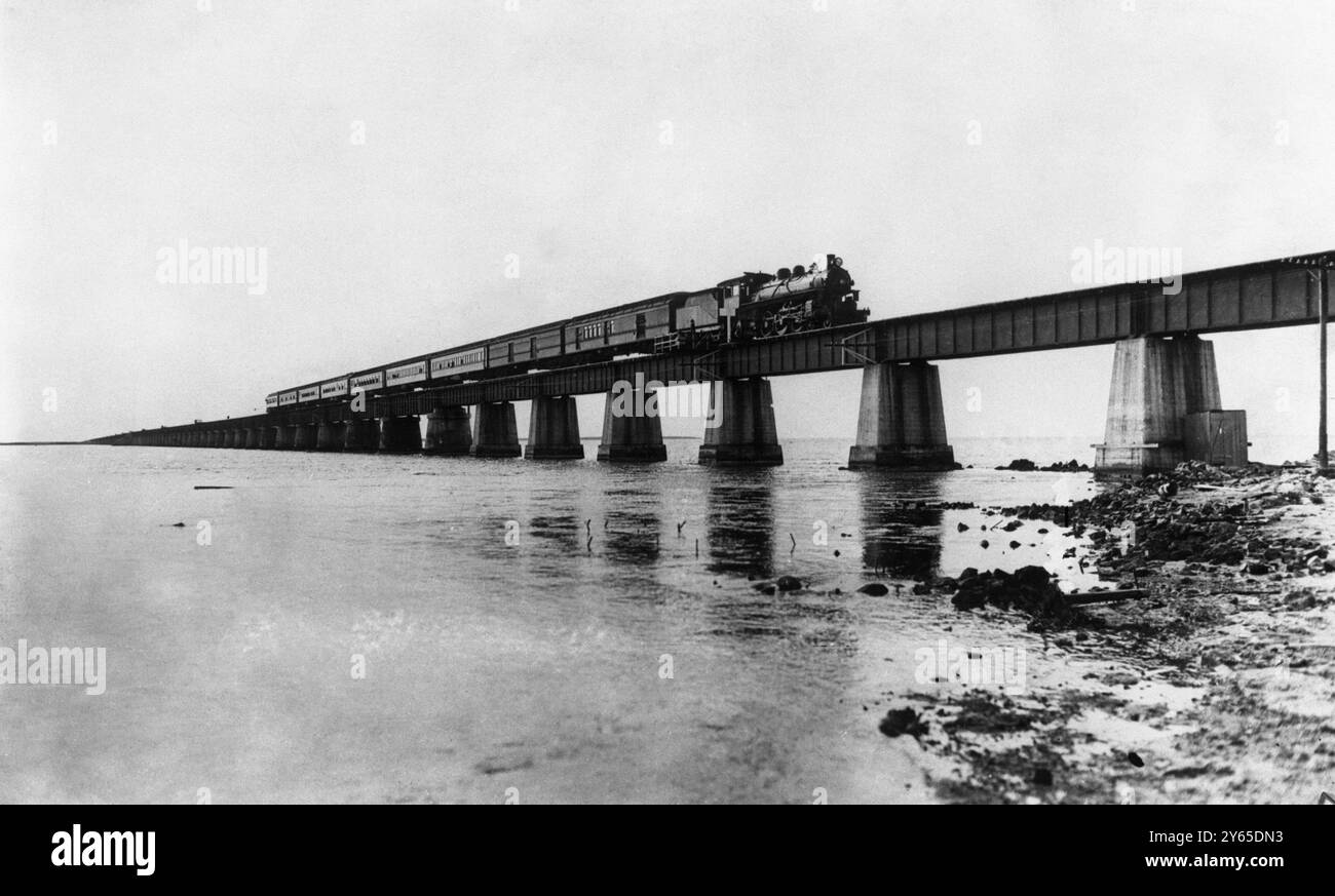 Der berühmte Flyer der Florida East Coast Railway überquert einen Abschnitt der 7 Meilen langen Verlängerung, die das Festland von Florida mit Key West verbindet. September 1926 Stockfoto