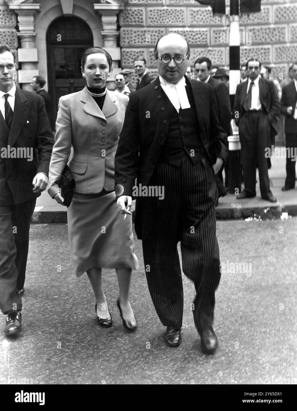 Dr. John Bodkin Adams Mordprozess Mr Curtis-Bennett QC Verteidigung , gesehen mit seiner Tochter während der Mittagspause im Old Bailey 1957 Stockfoto