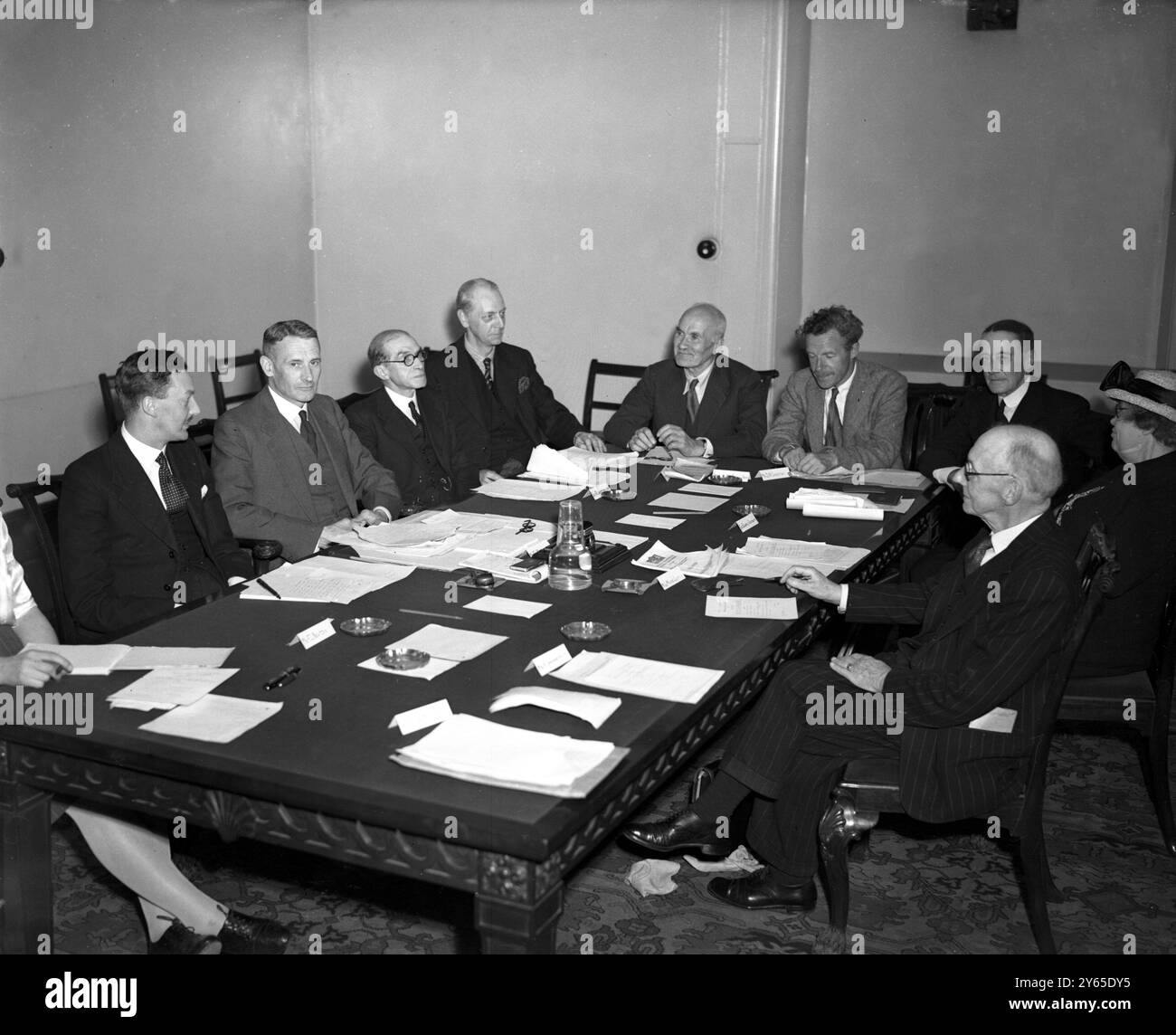 Der Ausschuss für politische Aktivitäten der Beamten tritt zusammen . Der Ausschuss für politische Aktivitäten von Staatsbeamten wurde vom Finanzminister ernannt , um die bestehenden Beschränkungen der politischen Aktivitäten zu prüfen , die von zivilen Regierungsbeamten durchgeführt werden können . Das Bild zeigt von links nach rechts Herrn F C Newton , Sekretär , Herrn J C Masterman , Vorsitzender , Sir Richard Hopkins , Herrn W Cash , General Sir Ronald Adam , Herrn D N Chester , Sir Edward Cadogan , Miss Myra Curtis und Sir Miles Mitchell . Mai 1948 Stockfoto