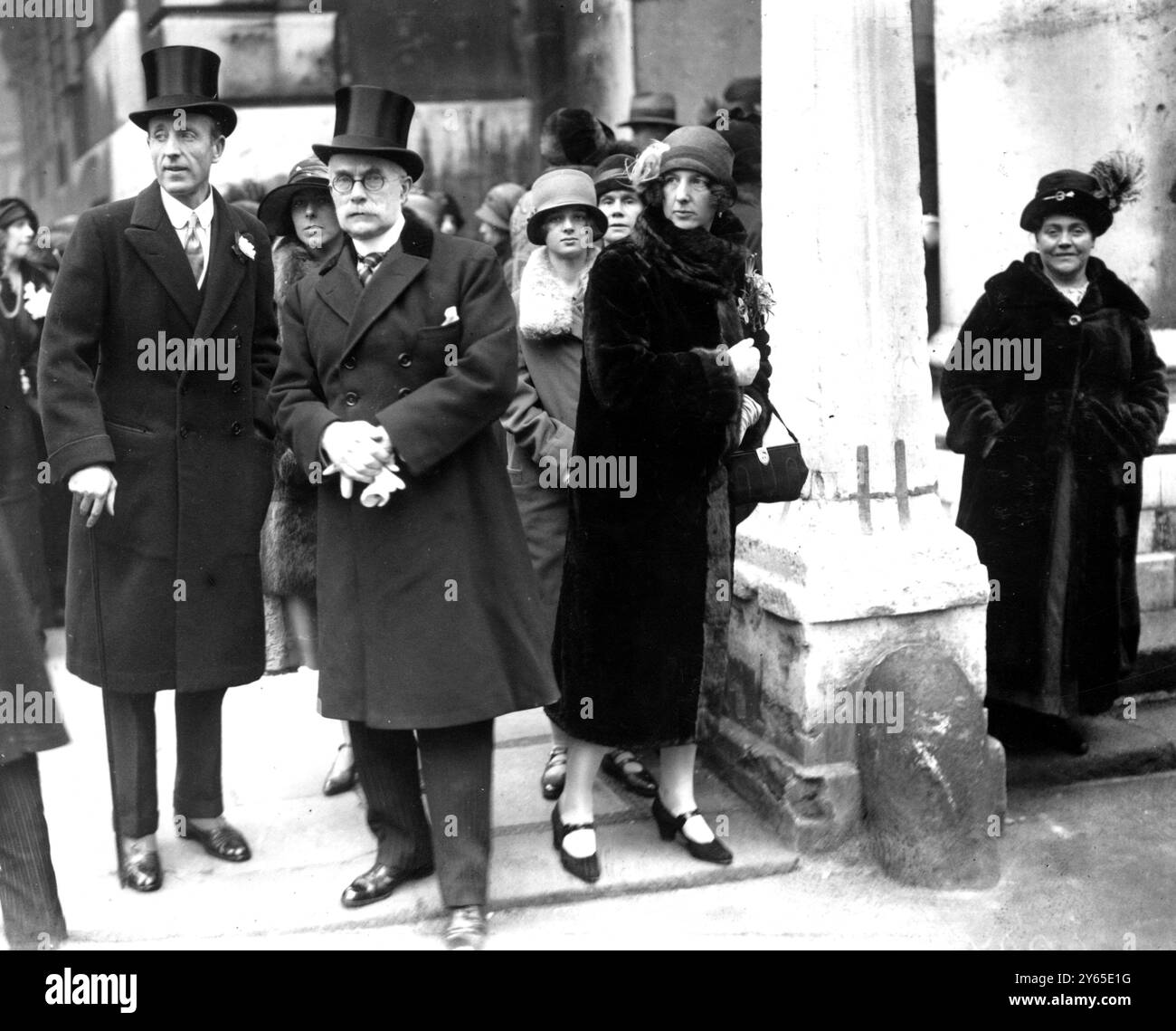 Lord Londonderry , Sir Bruce Porter und Lady Londonderry bei der Hochzeit der Hon R E B Beaumont und Miss H M C Wray am St George's am Hanover Square . März 1926 Stockfoto