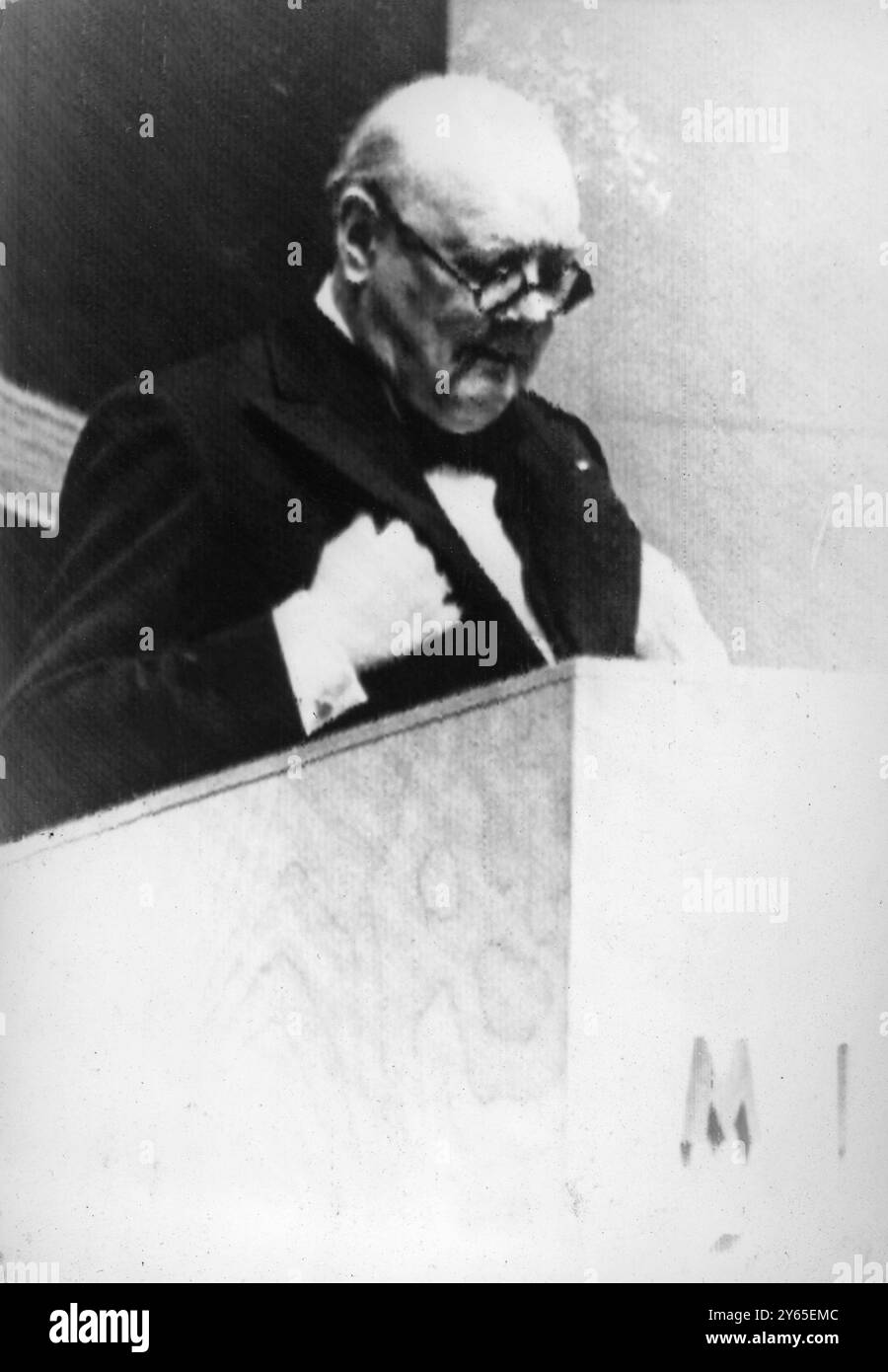 Churchills After-Dinner-Rede in Tausenden von amerikanischen Häusern . Als Herr Winston Churchill gegenwärtig bei einem Besuch in den USA eine Rede nach dem Abendessen am Massachusetts Institute of Technology hielt , wo er Ehrengast in Boston war , konnten Fernsehzuschauer in ganz Amerika zusehen und zuhören . Fast 33 Stationen in den USA erhielten das Programm, die wichtigste seit Trumans Amtseinführung zum Präsidenten am 1. April 1949 Stockfoto