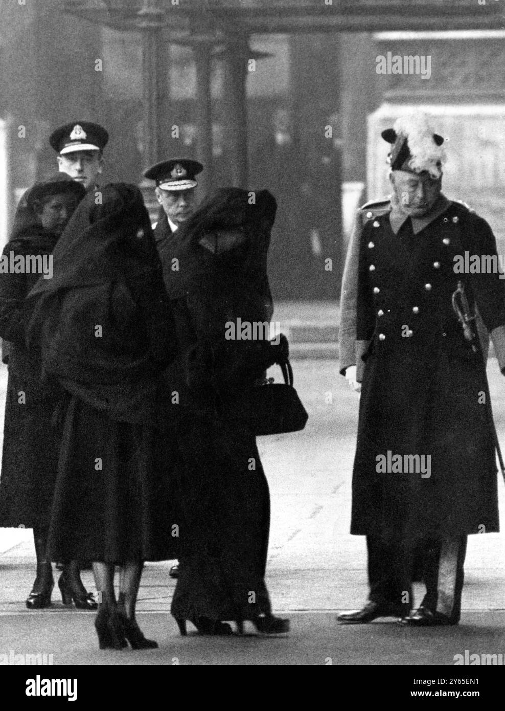 15. Februar 1952 die Beerdigung von Kinge George VI. Königin Elizabeth II. , Der Queen Mother , dem Earl Marshal (der Duke of Norfolk) , dem Duke of Windsor und Earl Mountbatten, die in Westminster Hall vor der Trauerprozession in London, England, eintreffen. ©TopFoto Stockfoto