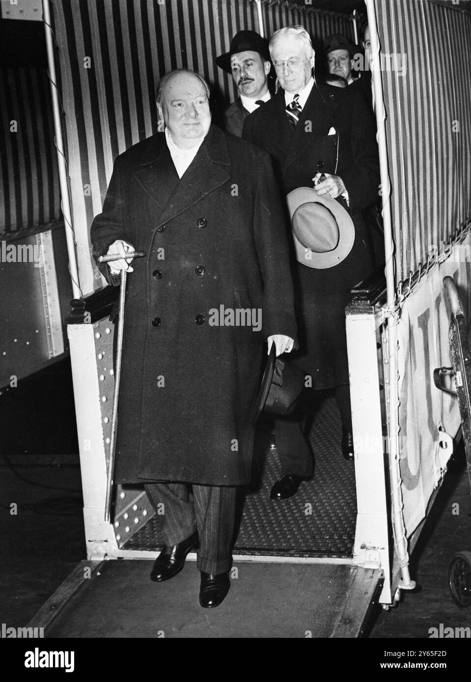 Churchill reist nach Washington auf seiner Reise in die Vereinigten Staaten von Amerika und ist Gast von Berhard Baruch , einem der Ältesten des amerikanischen Staatsmannes . Herr Churchill, begleitet von Herrn Baruch, verlässt das Haus Baruch auf dem Weg zur Station Pennysylvanien, um am 25. März 1949 nach Washington DC zu gelangen Stockfoto