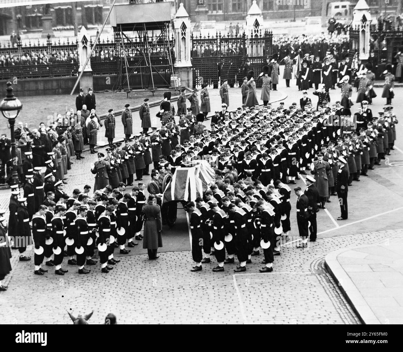 Der Sarg mit der Leiche von Sir Winston Churchill wird kurz nachdem er auf dem Waffenwagen auf dem Vorplatz der Westminster Hall platziert wurde gesehen. 30. Januar 1965 Stockfoto