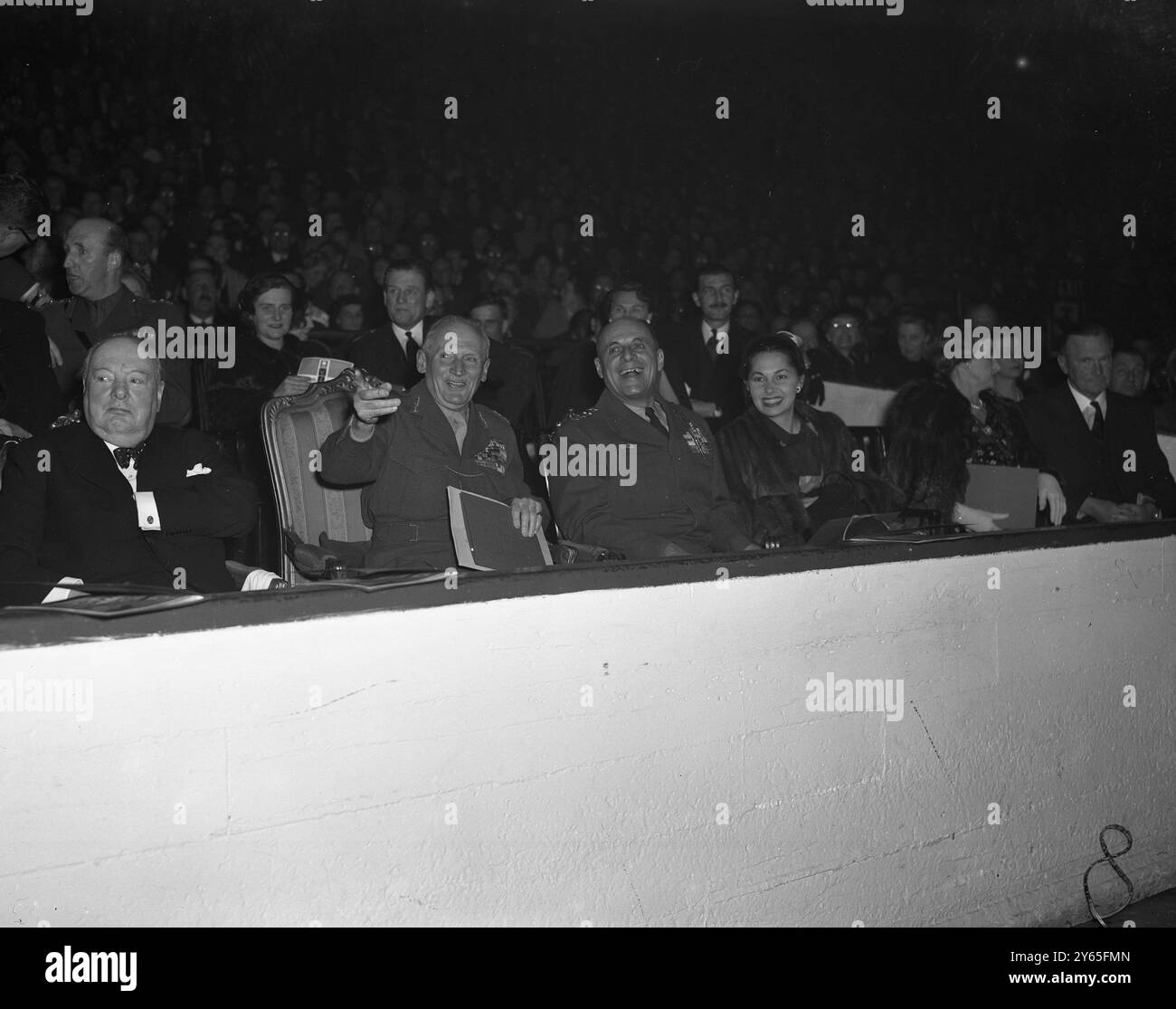 Zehntes Jubiläum der Wiedervereinigung von El Alamein in diesem Jahr gab es eine internationale Note über die Wiedervereinigung von Alamein , die heute Abend in der Empress Hall in London stattfand , um den zehnten Jahrestag der berühmten Schlacht zu feiern . Unter den Gästen war General Matthews B. Ridgeway , Oberster Befehlshaber der UN-Streitkräfte in Europa , Winston Churchill , Premierminister der Briten , Feldmarschall General Earl Alexander , Verteidigungsminister und General Freyberg , vor kurzem Gouverneur von Neuseeland links nach rechts Frau Churchill , Winston Churchill schlägt eine napoleische Pose, während Feldmarschall Viscount Mon Stockfoto