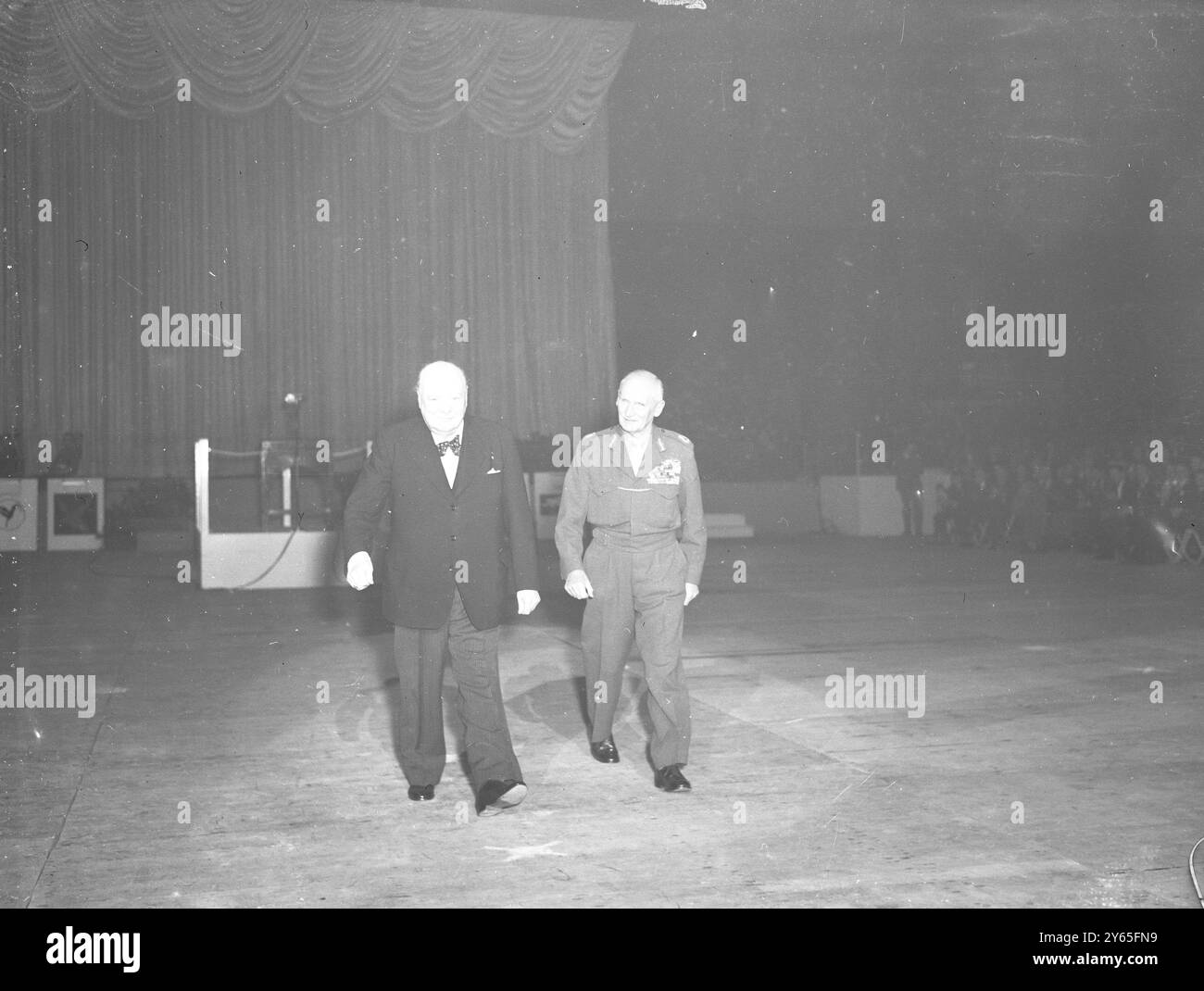 Zehntes Jubiläum der Wiedervereinigung von El Alamein in diesem Jahr gab es eine internationale Note über die Wiedervereinigung von Alamein , die heute Abend in der Empress Hall in London stattfand , um den zehnten Jahrestag der berühmten Schlacht zu feiern . Unter den Gästen war General Matthews B. Ridgeway , Oberster Befehlshaber der UN-Streitkräfte in Europa , Winston Churchill , Premierminister der Briten , Feldmarschall General Earl Alexander , Verteidigungsminister und General Freyberg , unti kürzlich Gouverneur des neuseeländischen Feldmarschalls Viscount Montgomery und Winston Churchill 24. Oktober 1952 Stockfoto