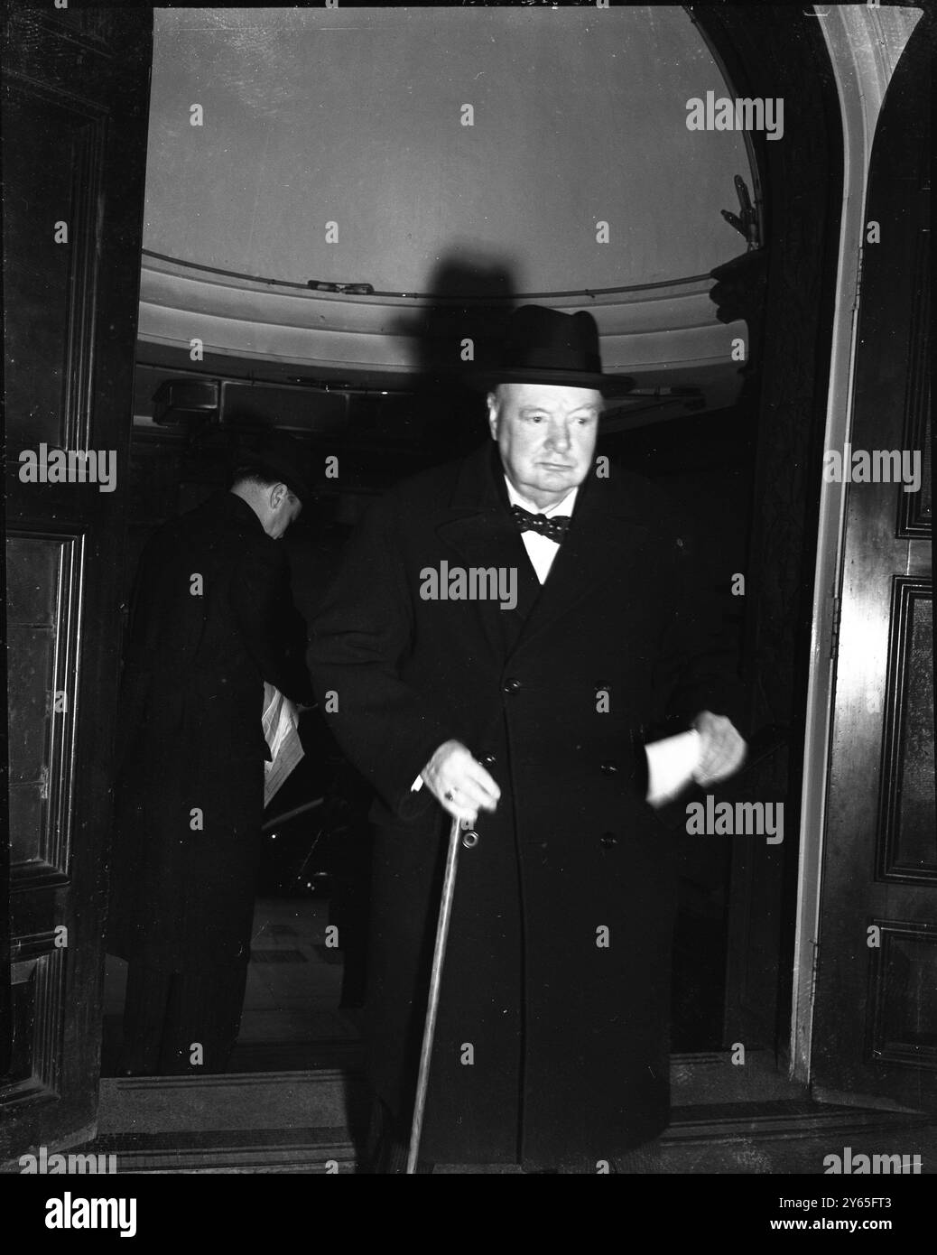 Winston Churchill gibt Stimme bei den Wahlen des Londoner County Council ab heute fanden in London , Middlesex und 13 weiteren Countywahlen " seien Sie sicher stimmen " von den Londoner Labour - und Tory - Führern statt . Heute Nachmittag hat Herr Winston Churchill Britains Premierminister seine Stimme in Caxton Hall abgegeben, Westminster hier wird Herr Churchill am Wahlschalter in Caxton Hall, Westminster, am 3. April 1952, gesehen Stockfoto