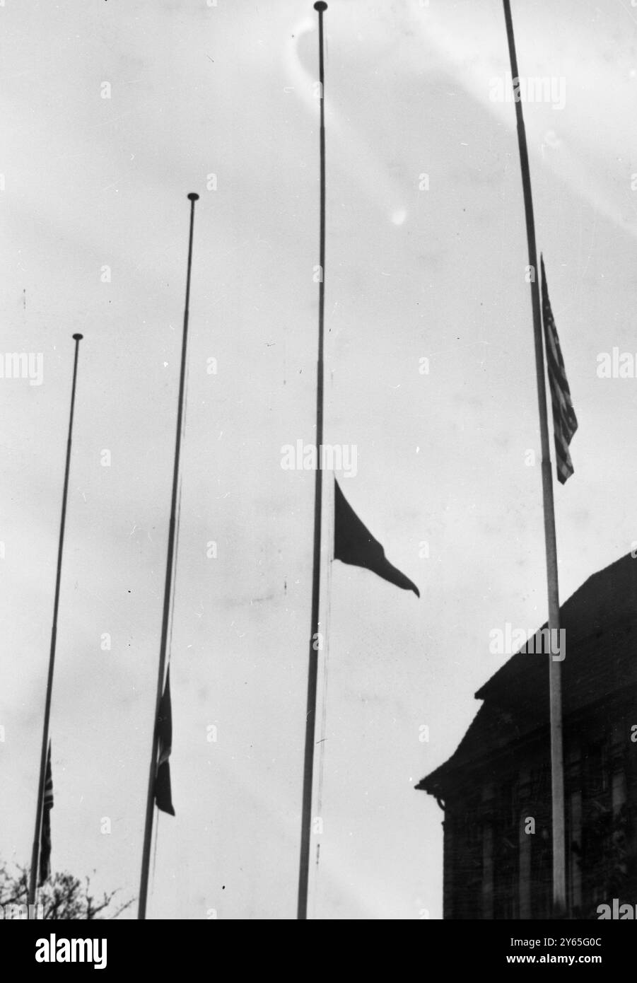 Nach der Ankündigung des Todes von Sir Winston Churchill fliegen die britischen , französischen , sowjetischen und amerikanischen Flaggen auf Halbmast im Four Power Air Safety Centre am Berliner Schoneberg . Januar 1965 Stockfoto