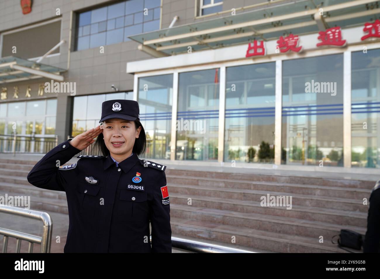 (240924) -- KASHGAR, 24. September 2024 (Xinhua) -- Ein Polizeibeamter der Grenzkontrollstation Khunjerab ist im Dienst am Khunjerab Pass in Kashgar, nordwestchinesischer Autonomen Region Xinjiang Uygur, 20. September 2024. Der Khunjerab Pass ist ein Landhafen an der Grenze zwischen China und Pakistan und ein wichtiges Tor zu Südasien und Europa. Der Pass bot früher einen saisonalen Zutrittsservice an, der am 1. April begann und am 30. November endete, wurde aber ab dem 20. September dieses Jahres auf den ganzjährigen Service umgestellt. (Xinhua/Zhao Yusi) Stockfoto