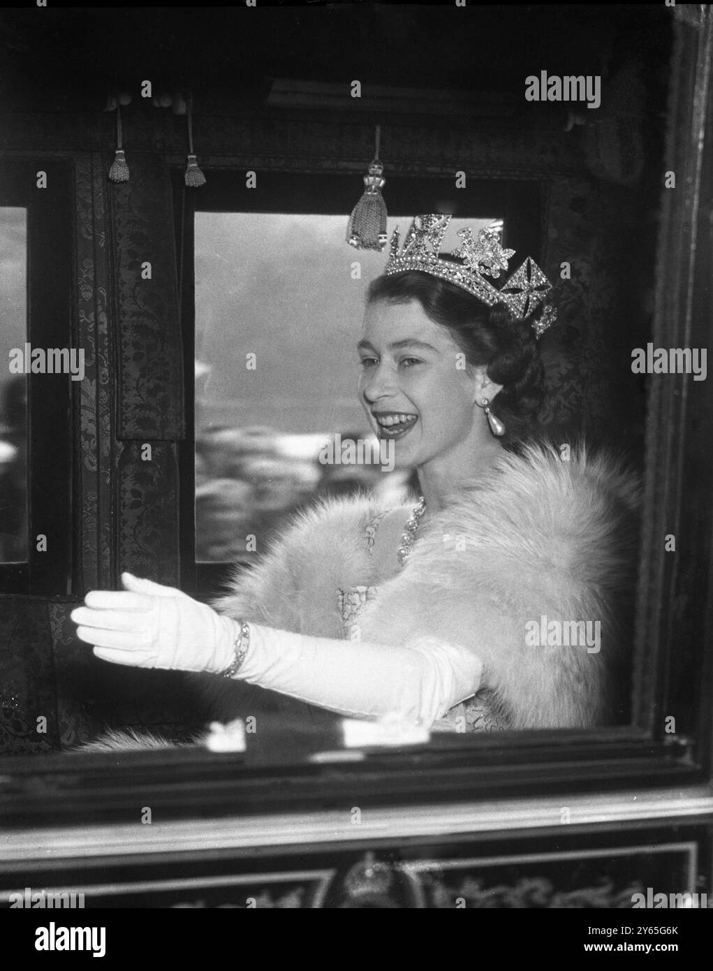 4. November 1952: London: Queen Elizabeth, die ein wunderschönes Diadem trägt, winkt mit ihrer linken Hand zu den Menschenmassen des Irish State Coach, während sie mit dem Duke of Edinburgh durch die Horse Guards Parade fährt, um zum House of Lords zur Eröffnung des Parlaments zu gelangen. Dies war das erste Mal, dass eine Königin seit 1886 das Parlament eröffnete. Fotografiert von Charles Dawson. Stockfoto