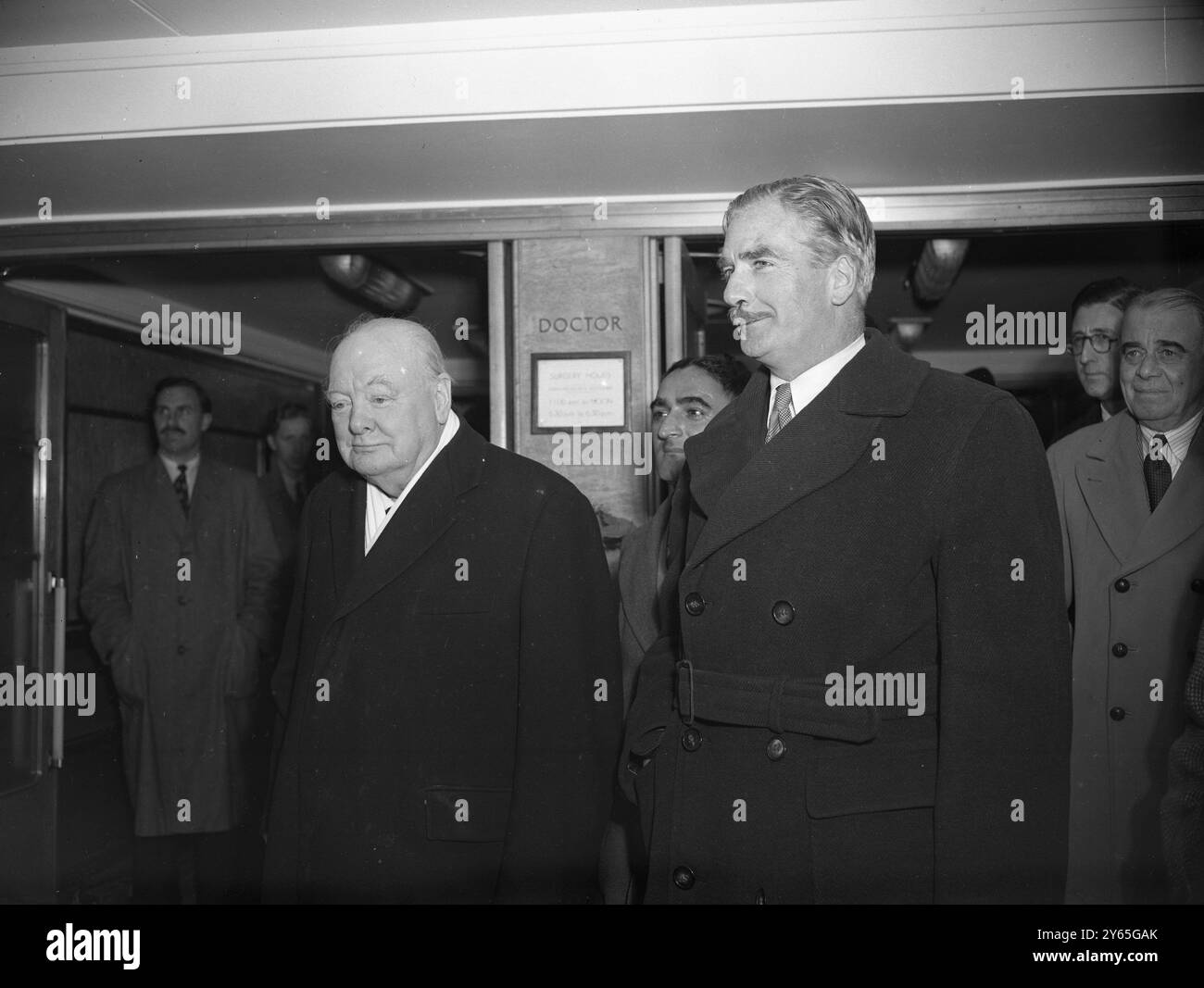 Herr Churchill und Herr Eden verlassen heute Southampton an Bord der Queen Mary for America , wo Herr Churchill mit Herrn Truman , dem Präsidenten der Vereinigten Staaten , zusammentreffen wird . Er wird am 30. Dezember 1951 über das Funktelefon ständig mit den Dingen zu Hause in Kontakt sein Stockfoto