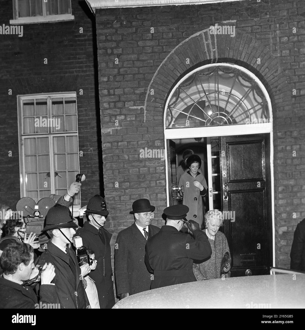 Sarah und Lady Clementine verlassen Nr. 28 Lady Clementine Churchill geht zu einem Auto vor ihrer Tochter Sarah Churchill. Von Sarah verborgen ist Mrs. Mary Soames , ebenfalls eine Tochter von Lady Churchill . Januar 1965 Stockfoto