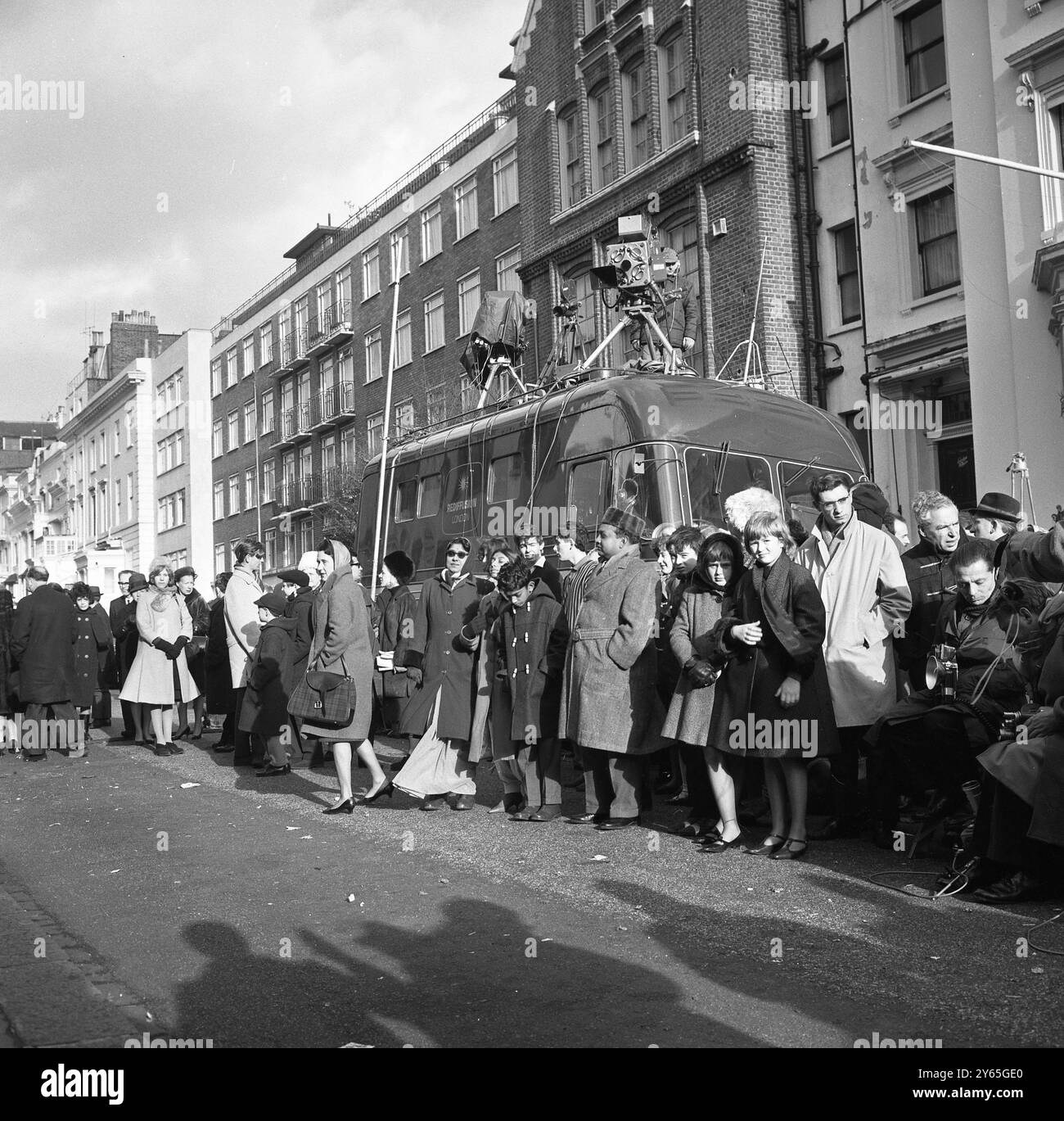 Winston's Watch Dogs Szene im Londoner Hyde Park Gate, wo Sir Winston Churchill an Nummer 28 schwer erkrankt ist. Mehrere hundert Zuschauer , von denen einige um ein Mobilfernsehgerät ( Hintergrund ) herumgeführt werden , warten auf der Straße auf die neuesten Nachrichten des Großalten Mannes . Januar 1965 Stockfoto