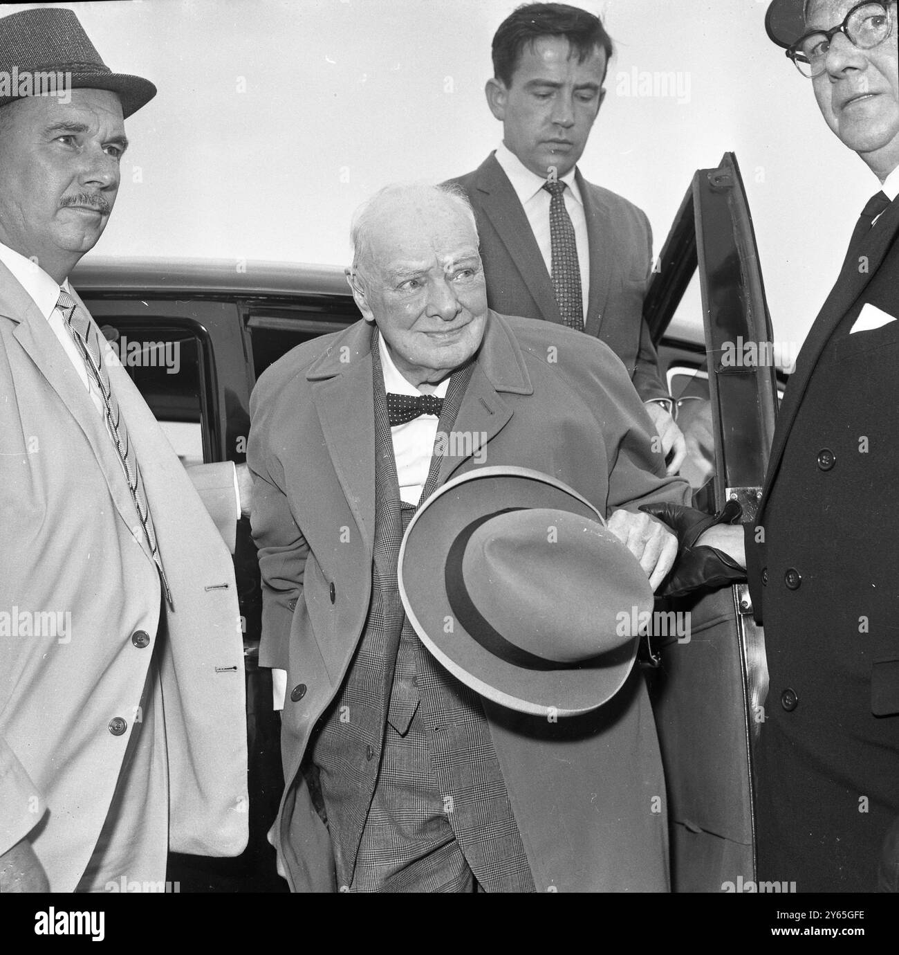 "Monte Carlo Here I Come ... Again " der 88-jährige Sir Winston Churchill ist auf dem Bild zu sehen, wie er an Bord des Flugzeugs klettert , das ihn nach Monte Carlo brachte . Sir Winston geht kurz in dasselbe Hotel, wo er sich ein Jahr zuvor den linken Oberschenkel gebrochen hat. Juni 1963 Stockfoto