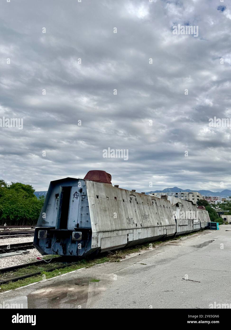 Ein gepanzerter Zug aus dem Heimatkrieg am 24. September 2024 in Split, Kroatien. Der Zug steht seit mehr als einem Diakde auf der Schiene, als Erinnerung an eine der interessantesten bewaffneten Lösungen aus den 1990er Jahren Obwohl versprochen wurde, es in ein Museum zu verlegen, wo es Teil einer Dauerausstellung sein würde, ist dies bis heute nicht wahr geworden. 2006 wurde der Zug offiziell in den Besitz des Kroatischen Eisenbahnmuseums aufgenommen und als geschütztes Kulturgut eingetragen. Trotzdem verrottete der Zug unter freiem Himmel und konkrete Pläne für seine Restaurierung und seinen Platz Stockfoto