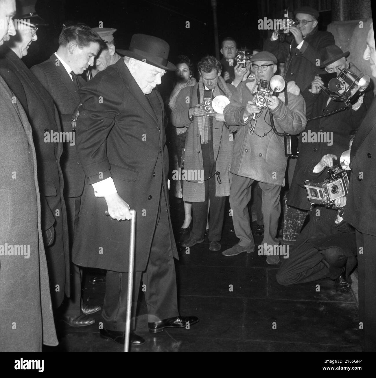 BEST Foot Forward Großbritanniens älterer Staatsmann Sir Winston Churchill ist im Bild zu sehen, der im Savoy Hotel in London ankommt, um mit anderen Mitgliedern des " The Other Club " zu speisen. Februar 1963 Stockfoto