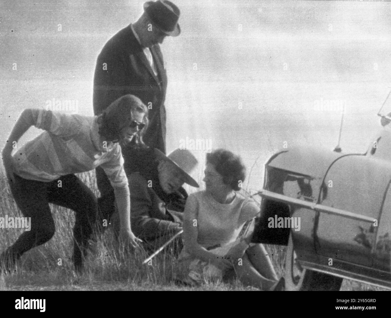 Ein Ausflug für Sir Winston während eines Ausflugs in das Land um Monte Carlo verbrachte Sir Winston Churchill seinen ersten Urlaub im Ausland, seit er in seinem Hotel in Monte Carlo fiel und sich den Oberschenkel brach . April 1963 Stockfoto