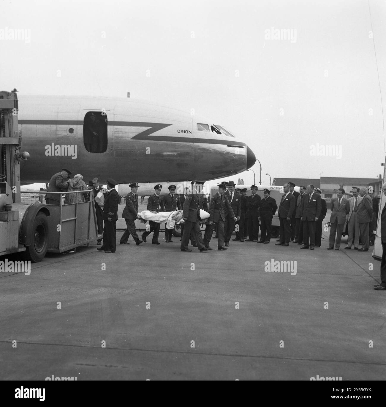 Bei seiner Ankunft aus Monte Carlo, wo er sich einer Operation unterzog, um einen gebrochenen Oberschenkel zu setzen, transportieren vier RAF-Männer Sir Winston Churchill vom Kometenflugzeug zum wartenden Ambulanzwagen am Londoner Flughafen . Juni 1962 Stockfoto