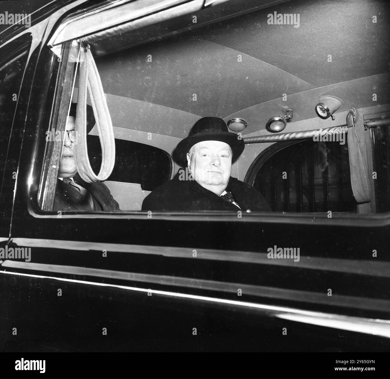 Sir Winston geht zu Fragen zu den jüngsten Explosionen von US-Wasserstoffbomben Sir Winston Churchill wurde erwartet , dass er heute im Haus eine Flut von Fragen zur jüngsten Explosion von Wasserstoffbomben im Pazifik stellen wird . Sir Winston soll eine vollständige Erklärung vorbereiten in der Hoffnung , die politische Ruhe über Atomangelegenheiten wiederherzustellen Sir Winston verlässt heute Downing Street 10 zu Gesprächen über die jüngste H-Bombenexplosion im pazifik . Am 30. März 1954 wird eine Dringlichkeitsdebatte im Plenum stattfinden Stockfoto Sir Winston geht zu Fragen zu den jüngsten Explosionen von US-Wasserstoffbomben Sir Winston Churchill wurde erwartet , dass er heute im Haus eine Flut von Fragen zur jüngsten Explosion von Wasserstoffbomben im Pazifik stellen wird . Sir Winston soll eine vollständige Erklärung vorbereiten in der Hoffnung , die politische Ruhe über Atomangelegenheiten wiederherzustellen Sir Winston verlässt heute Downing Street 10 zu Gesprächen über die jüngste H-Bombenexplosion im pazifik . Am 30. März 1954 wird eine Dringlichkeitsdebatte im Plenum stattfinden Stockfoto