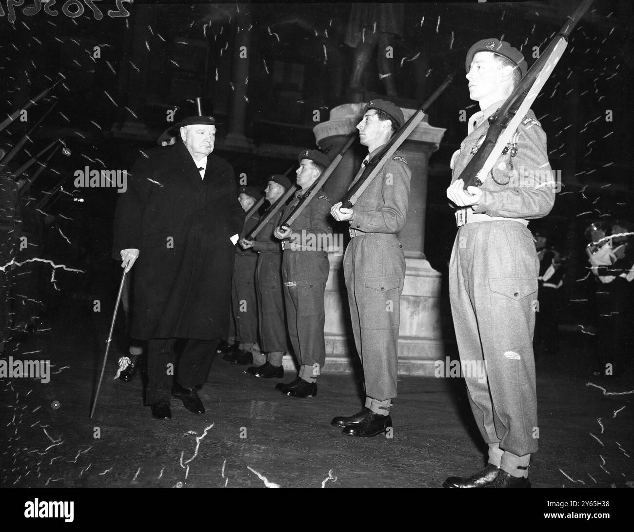 Churchill der Künstler inspiziert Honour Guard Premierminister Sir Winston Churchill , der seine Gemälde selbst in der Royal Academy "gehängt " hat und eine Ehrenwache inspiziert Ankunft im Purlington House für das diesjährige feierliche Festmahl der Academy's Summer Exhibition die Ehrenwache wurde vom 21. Special Service Regiment ( Artists ) T , Einem vor dem Krieg als Artists Rifles bekannt , zur Verfügung gestellt . Das erste Hauptquartier der Künstler war am 28. April 1954 im Burlington House Stockfoto