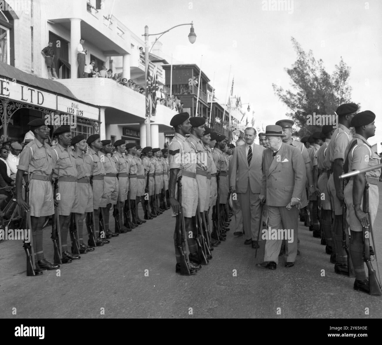 Truppeninspektion Sir Winston inspiziert Mitglieder der Bermuda-Miliz in der Front Street . Links ist Generalleutnant Sir Alexander Hood und rechts Major Brownlow Tucker, Befehlshaber der Miliz 14. Dezember 1953 Stockfoto
