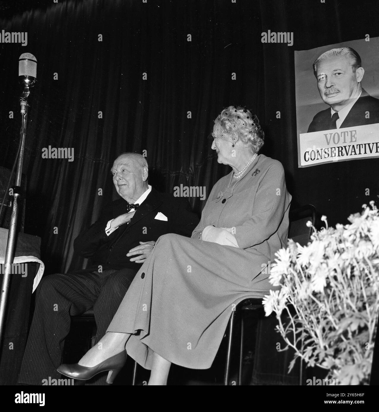 Sir Winston Churchill verstaut seine Brille 84 nach seiner Rede in der Assembly Hall zur Unterstützung des konservativen Kandidaten John Harvey . Oktober 1959 Stockfoto