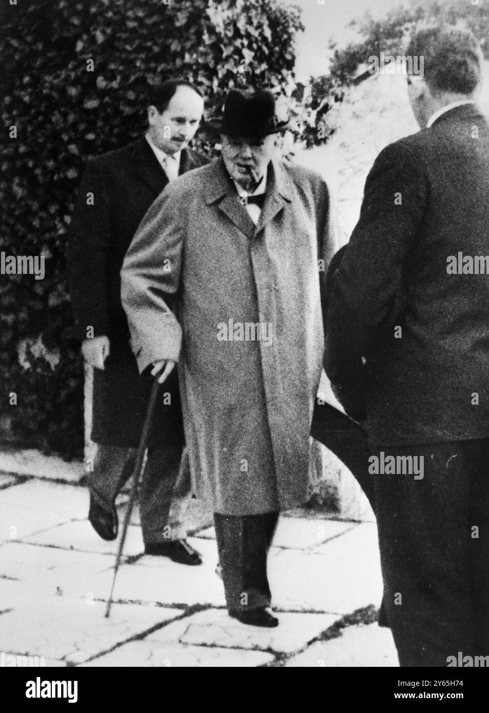 Sir Winston an der französischen Riviera Sir Winston Churchill , gefolgt von seinem Leibwächter , Herrn E Murray , verlässt nach dem Mittagessen das Restaurant Chateau de Madrid . 30. Januar 1960 Stockfoto