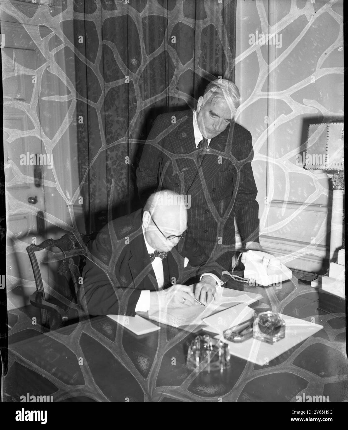 Sir Winston Schildert. Robert Menzies , der australische Premierminister , sieht zu , wie der britische Premierminister Sir Winston Churchill das anglo-australische Abkommen über Sozialleistungen unterzeichnet , das auf Gegenseitigkeit zwischen den beiden Ländern funktionieren wird . Die Vereinbarung umfasst unter anderem Altersrenten . Die Unterzeichnung erfolgte in der Sitzung Nr. . 10 Downing Street , London . Juni 1953 Stockfoto