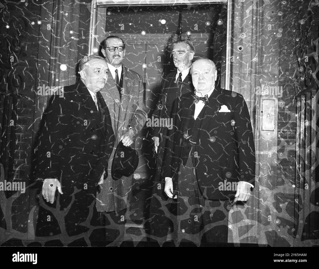 Französischer Außenminister: Mittagessen Mit Churchill . Premierminister , Sir Winston Churchill ( rechts ) mit dem französischen Außenminister , M. George Bidault ( links ) nachdem dieser mit dem Premierminister in der Downing Street 10 gegessen hatte . Der zweite von links ist der französische Botschafter M. Renne Massigli und neben ihm auch der britische Außenminister Anthony Eden . Oktober 1953 Stockfoto