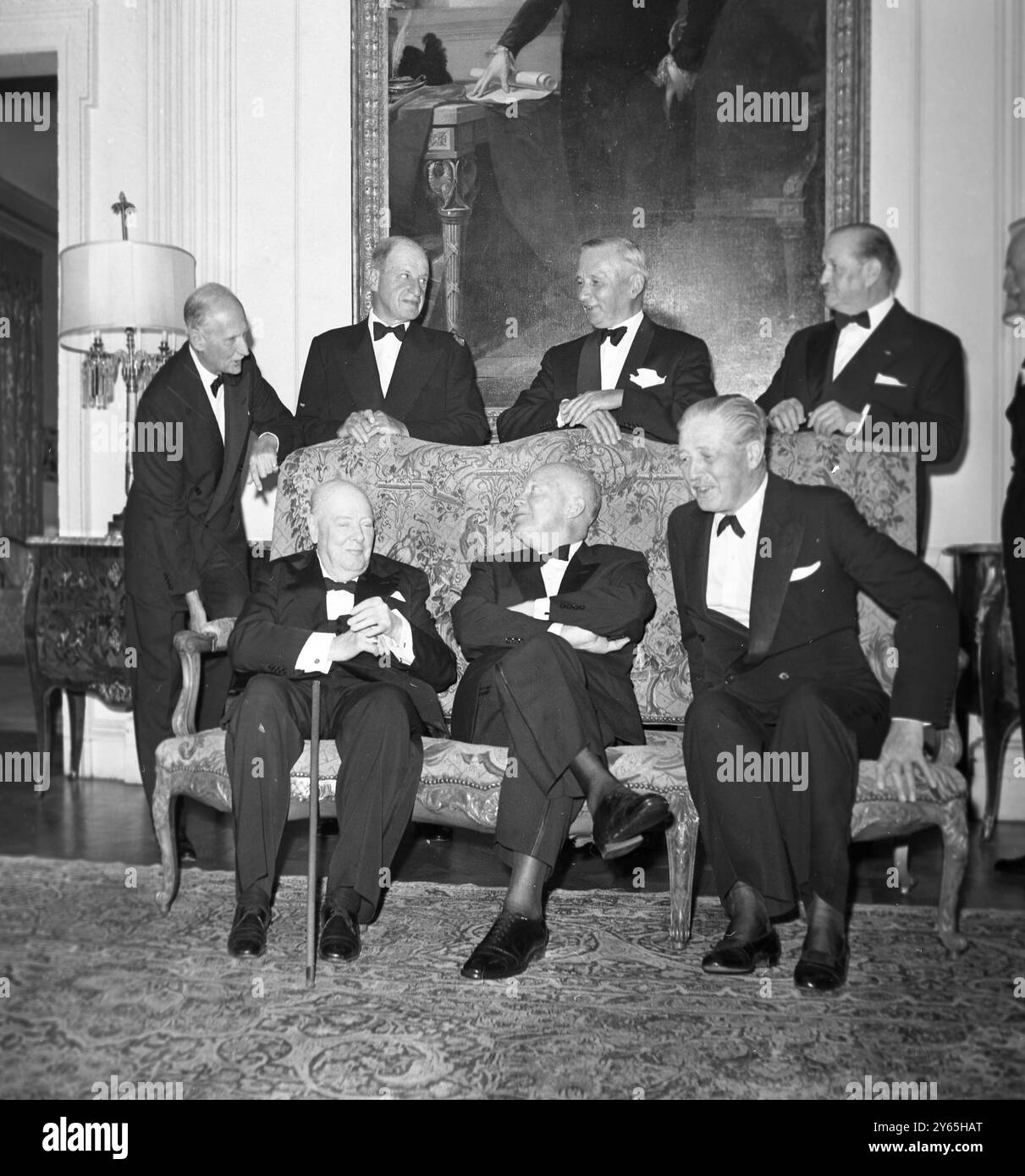 Kriegskommandanten Zusammen. Wartime Commanders trafen sich im Winfield House , dem Sitz des US-Botschafters in London , als sie sich auf Einladung von Präsident Eisenhower zu einem privaten Abendessen trafen . Von links nach rechts sitzen Sir Winston Churchill , Präsident Eisenhower und der britische Premierminister Harold Macmillan . September 1959 Stockfoto