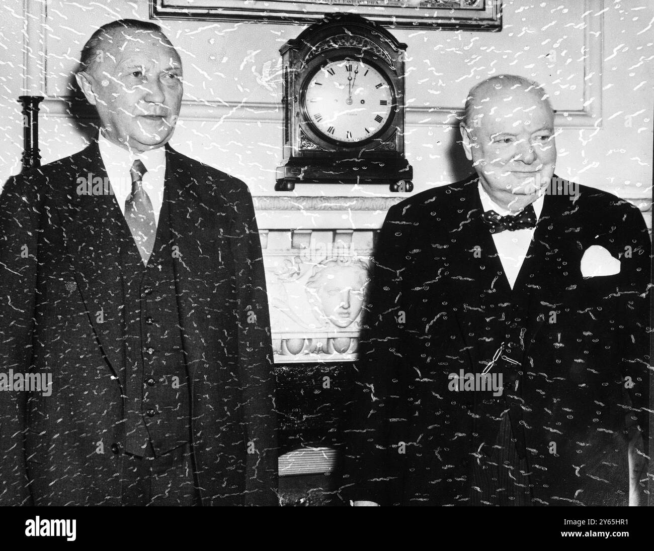 Dr. Adenauer ruft Premier auf . Der britische Premierminister , Sir Winston Churchill , zusammen mit dem Bundeskanzler Konrad Adenauer , den der Premierminister in der Downing Street 10 in London erhielt . Dr Adenauer , der als Gast der Regierung in diesem Land ist , hat in der Nr 10 zu Mittag gegessen . Mai 1953 Stockfoto