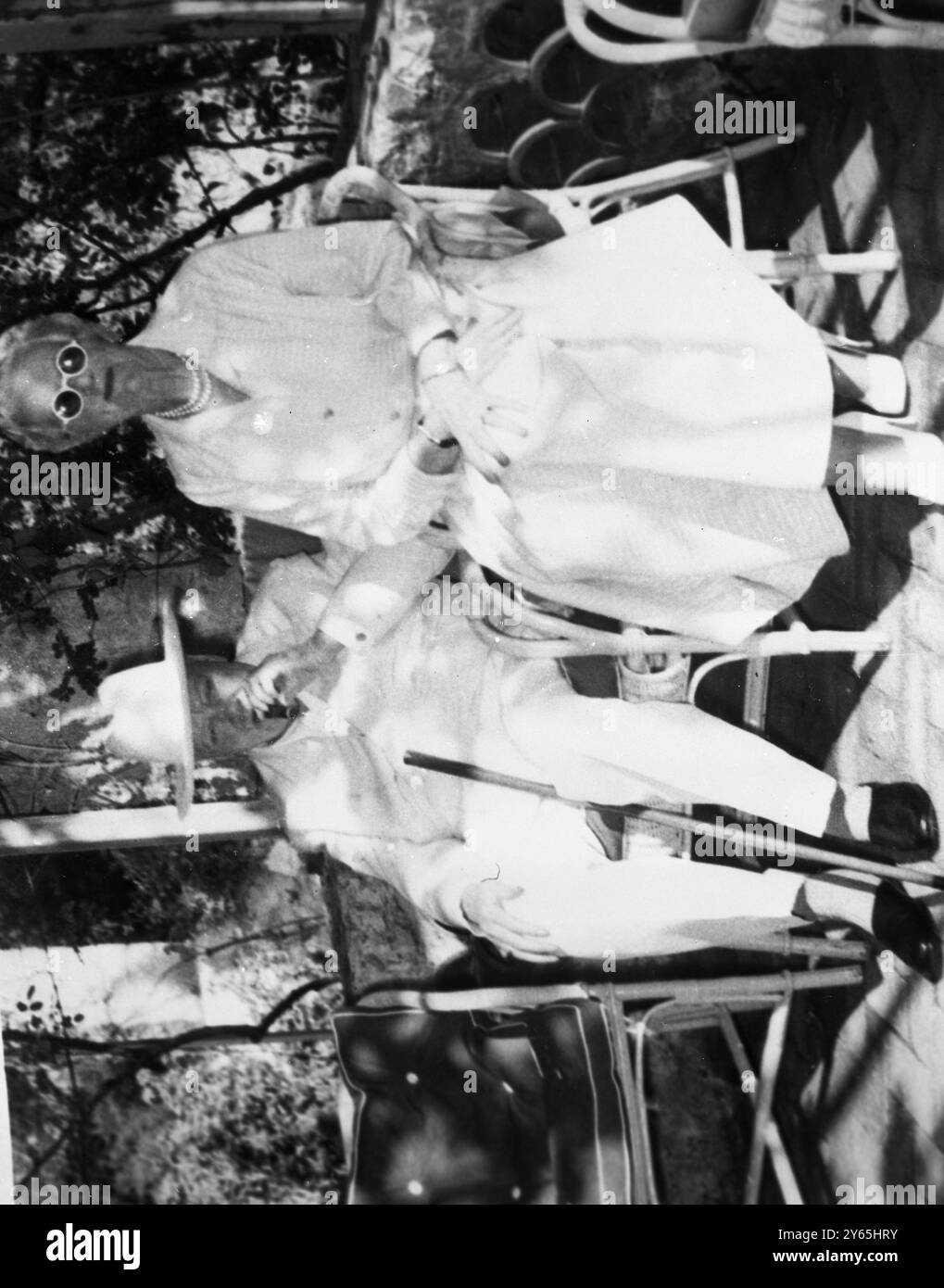 Goldener Hochzeitstag Bild in ihrer Villa Capponcina am Cap D'Ail an der Riviera posieren der 83-jährige Sir Winston Churchill und seine Frau Lady Churchill ein Bild, während sie ihren goldenen Hochzeitstag feiern . September 1958 Stockfoto