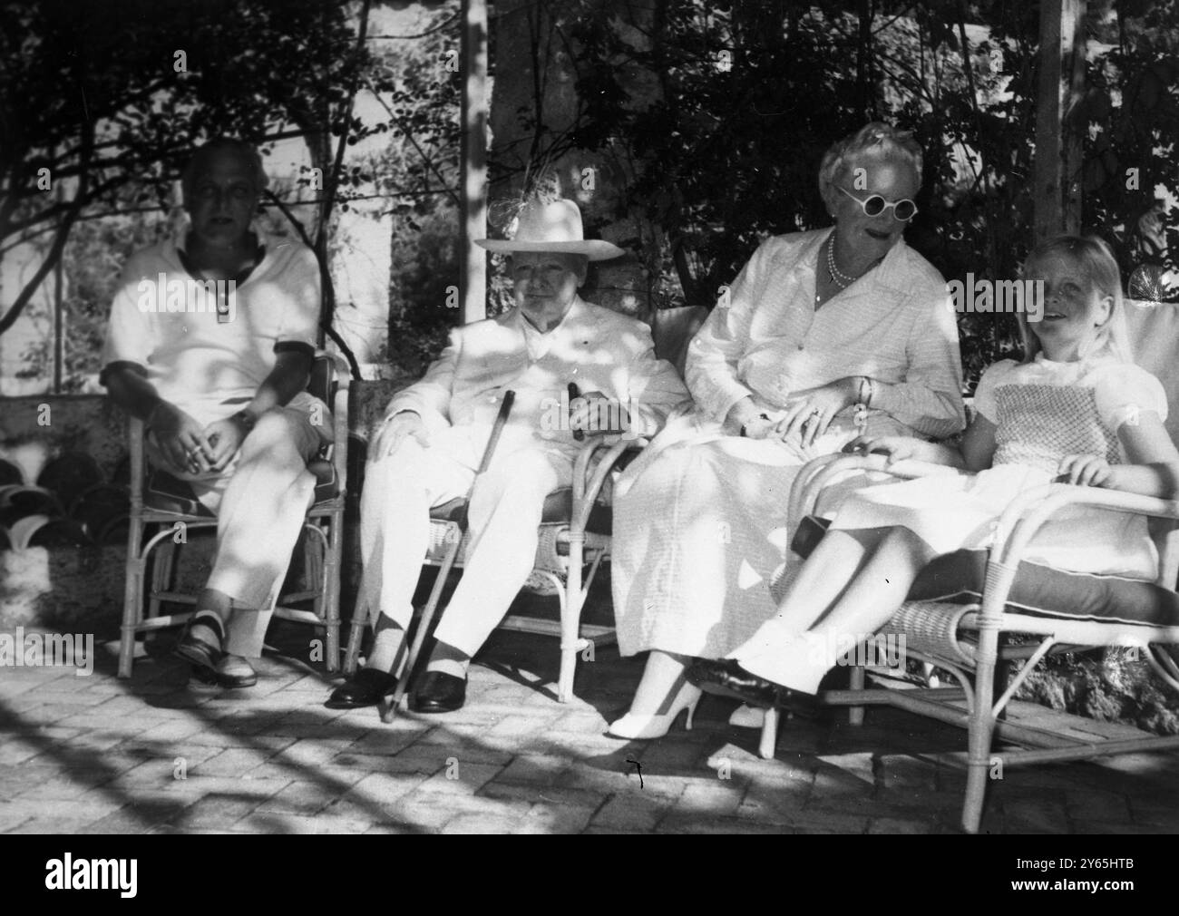 Kirchlein In Der Goldenen Sonne. In der abgeschiedenen Villa Capponcina am Cap D'Ail posieren Mitglieder der Familie Churchill für ein Foto in der hellen Sonne , während sie zusammen sind , um Sir Winston und Lady Churchill den goldenen Hochzeitstag zu feiern . Bei ihnen sind ihr Sohn Randolph und ihre Enkelin Arabella . 12. September 1958 Stockfoto