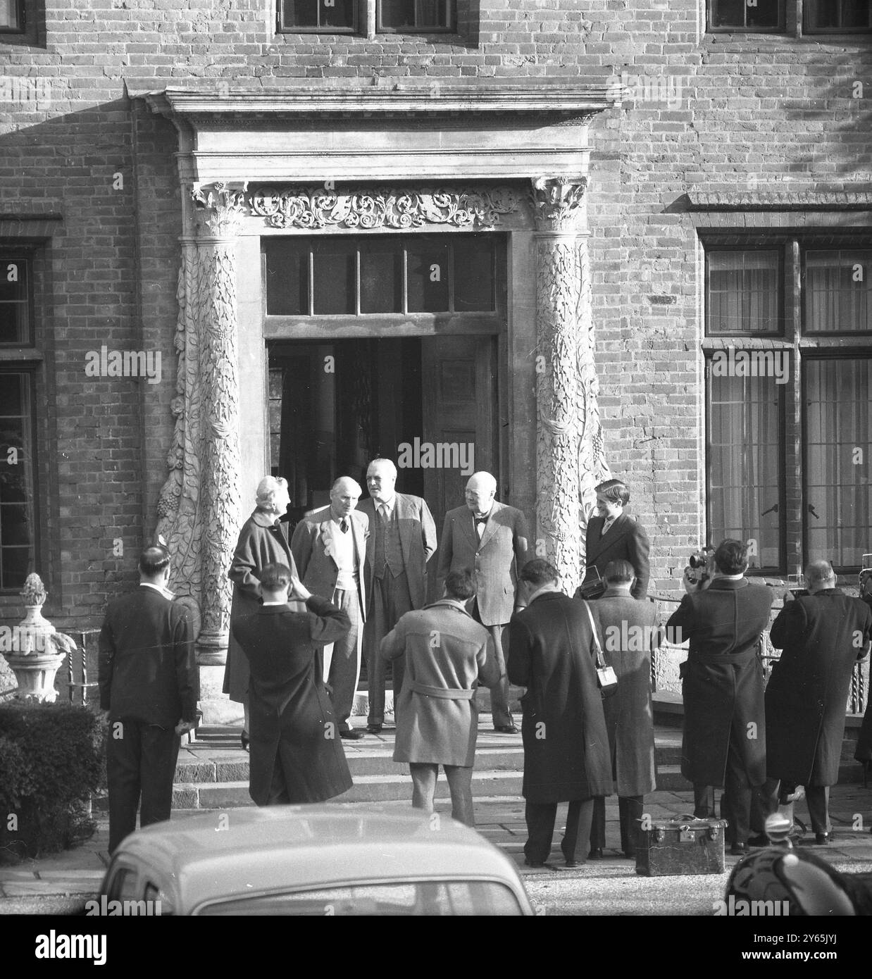 Sir Winston's 83. Geburtstag vor den Fotografen auf den Stufen seines Landhauses Chartwell in der Nähe von Westerham, Kent , steht Sir Winston Churchill mit Mitgliedern seiner Familie , Lady Churchill , Feldmarschall Montgomery , sein Sohn Randolph und Enkel Winston . 30. November 1957 Stockfoto