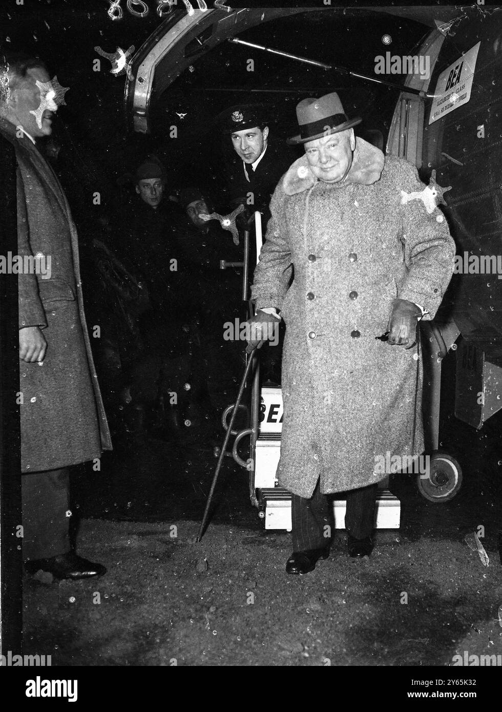 Sir Winston Churchill kam von Nizza aus am Flughafen London an , zweieinhalb Stunden hinter seiner geplanten Ankunftszeit . Sir Winston Churchill , gedämpft in einem schweren Pelzmantel gegen das Wetter unter Null . Februar 1956 Stockfoto