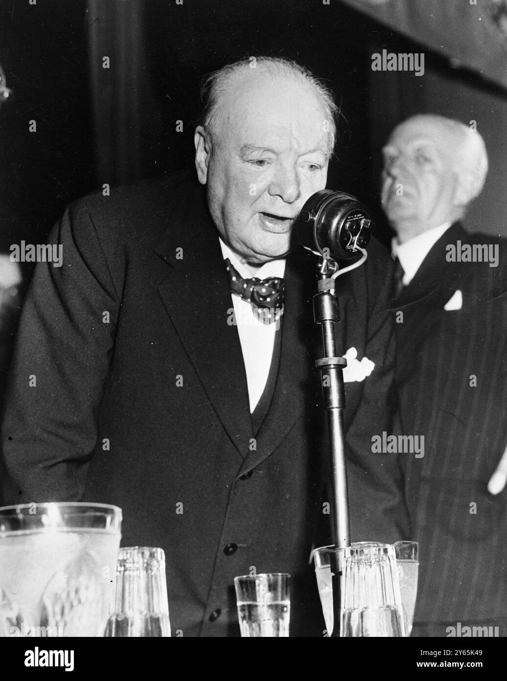 Sir Winston Churchill sagte 4000 Konservativen heute in Margate , dass er nicht in den Ruhestand gehen wird . Er bekräftigte seinen Glauben an eine große Konferenz von vier Mitgliedern und lügte Gerüchte über eine frühe Parlamentswahl in diesem Jahr oder im nächsten Jahr . Eine schöne Studie über Sir Winston während seiner Rede in Margate am 10. Oktober 1953 Stockfoto