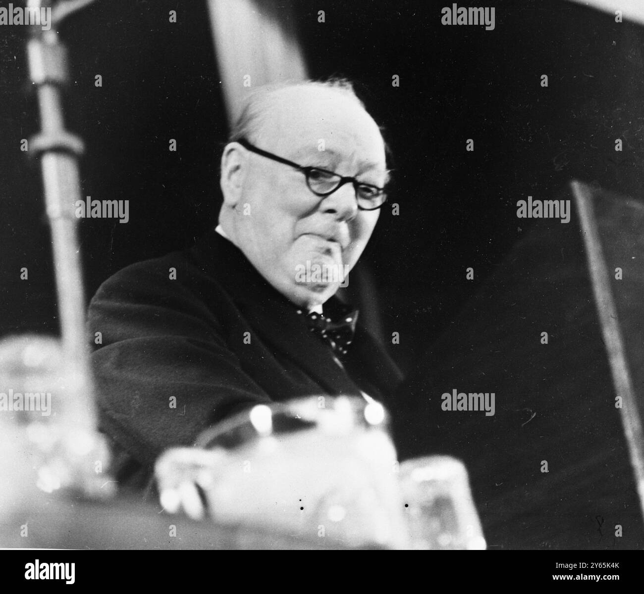 "Ich bleibe in der Hoffnung auf dauerhaften Frieden" . Sir Winston Churchill sagte heute 4000 Tories in Margate, dass er nicht in den Ruhestand gehen wird. Er bekräftigte seinen Glauben an eine Konferenz der Großen vier , und er lügte Gerüchte über eine frühe Parlamentswahl in diesem Jahr oder im nächsten Jahr . Hier lächelt Sir Winston, als er einen seiner Punkte während seiner Rede in Margate anspricht . Oktober 1953 Stockfoto