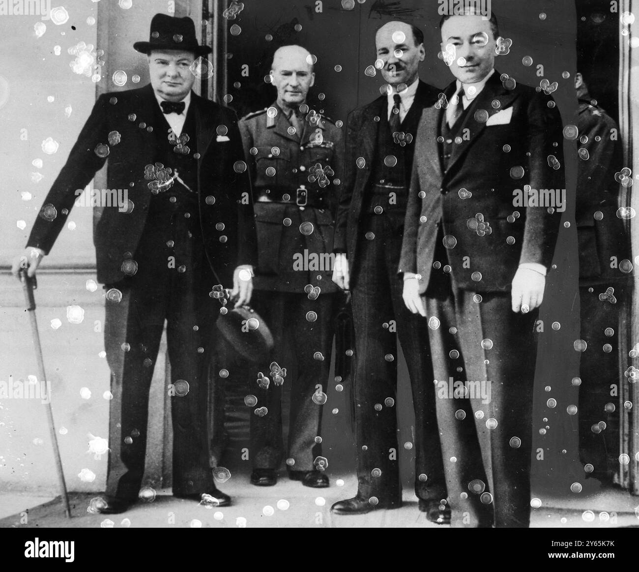 Ein Foto von Herrn Winston Churchill , Sir John Dill , Vize-Chef des Kaiserlichen Generalstabs , Clemens Attlee und französischem Premier , Paul Reynaud nach einer Sitzung des Obersten Kriegsrates (SWC) im Mai 1940 Stockfoto