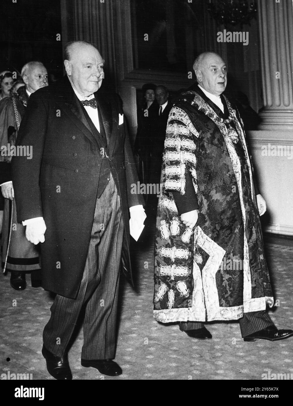 Freiheit der irischen Städte für Sir Winston. Der Bürgermeister von Belfast (rechts) und Sir Winston Churchill gehen heute gemeinsam ins Mittagessen im Mansion House, London , wo Sir Winston am 16. Dezember 1955 die Freiheit der Städte Belfast und Derry verliehen wurde Stockfoto