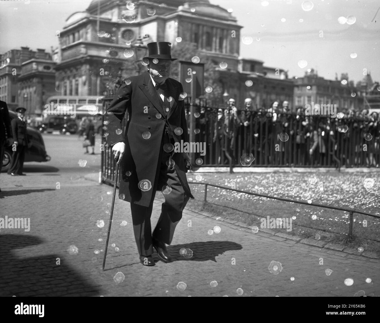 Churchill am Cripps Memorial Service Premierminister Winston Churchill kommt in Westminster Abbey zum Memorial Service für den verstorbenen Sir Stafford Cripps , ehemaligen sozialistischen Finanzminister . Mai 1952 Stockfoto